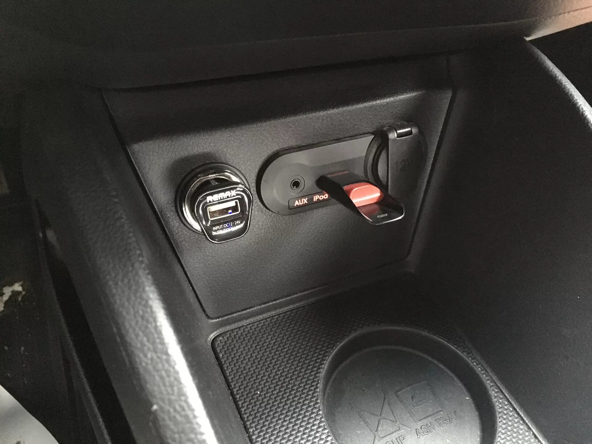 Прикуриватель киа рио 3. Панель USB aux для Киа Рио 3. Kia Rio 3 салон прикуриватель. Разъем от прикуривателя Kia Rio 3. USB панель на Киа Рио 3.