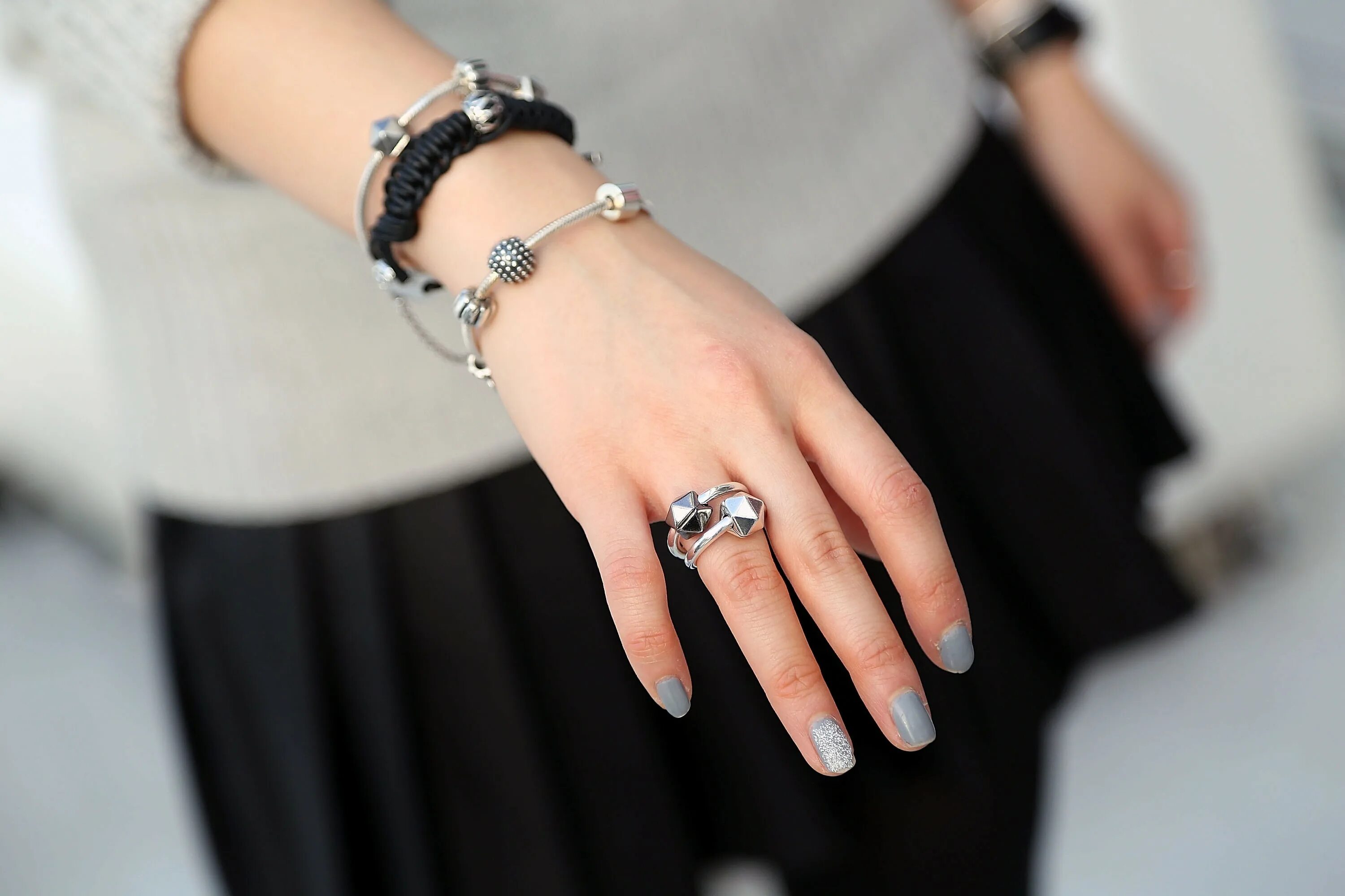 кольца pandora 198289. сочетание золота и серебра кольца. кольцо на руке. сочетание золота и серебра в украшениях. модные ювелирные украшения.