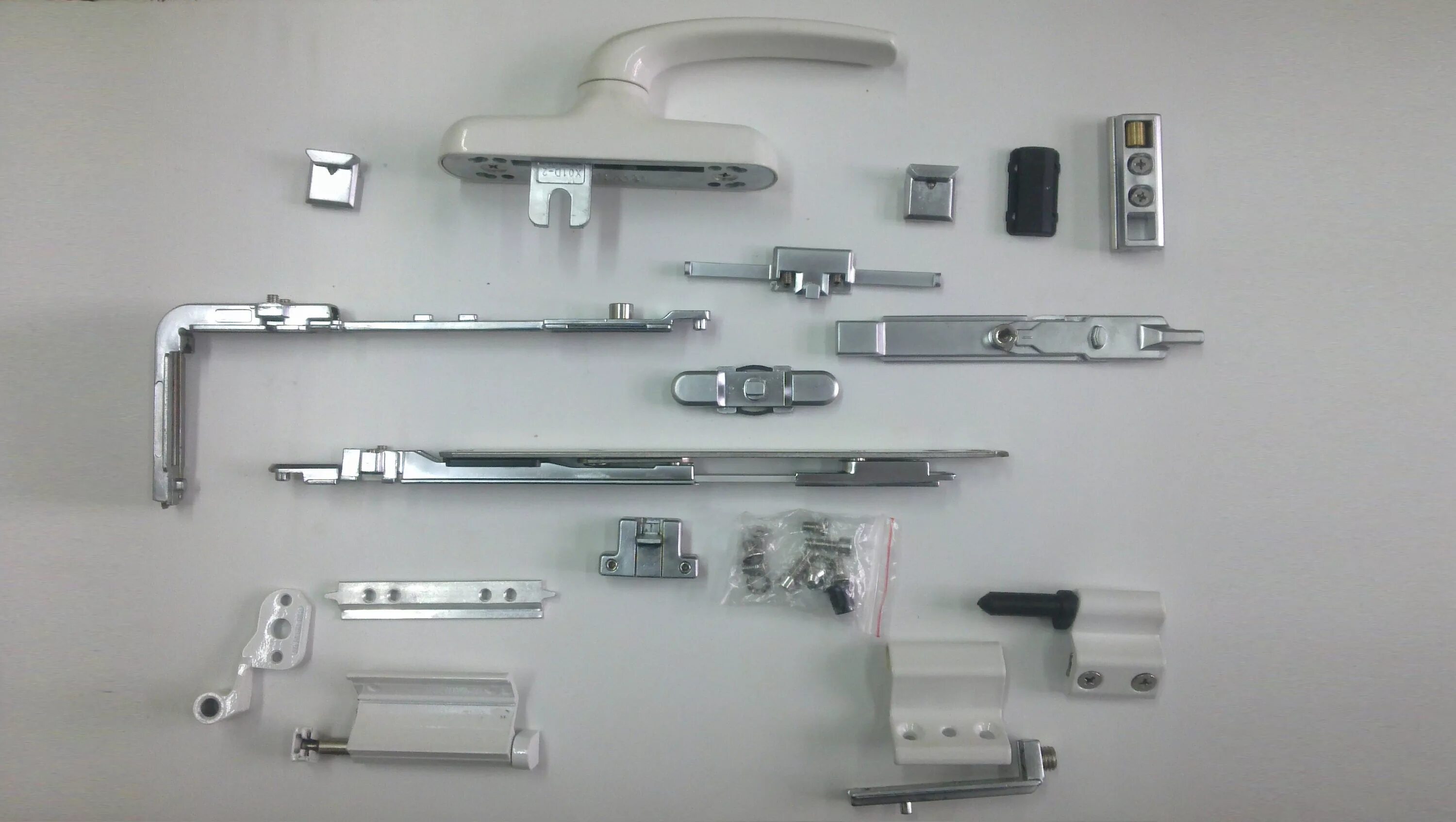 фурнитура roto для алюминиевых окон. комплект для защелки альфа. английский балкон ограждение. стеклянная ограда балкона. аксор фурнитура для окон.