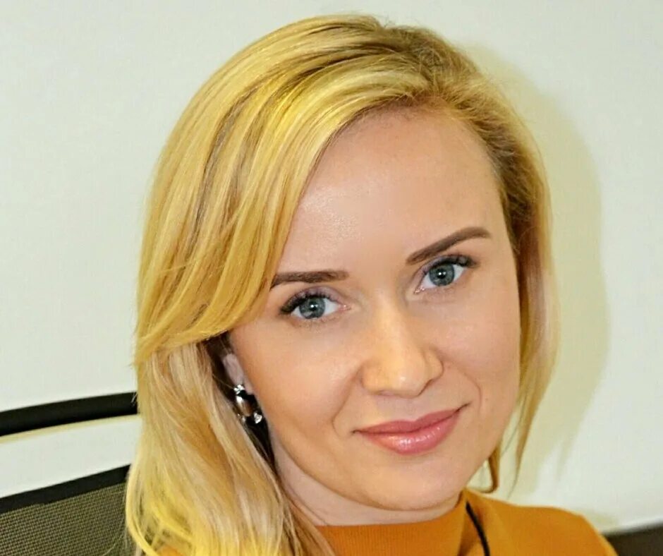 Молодой человек в офисе. Начальник отдела персонала. Молодые руководители. Сотрудница офиса. Девушка работает в офисе.
