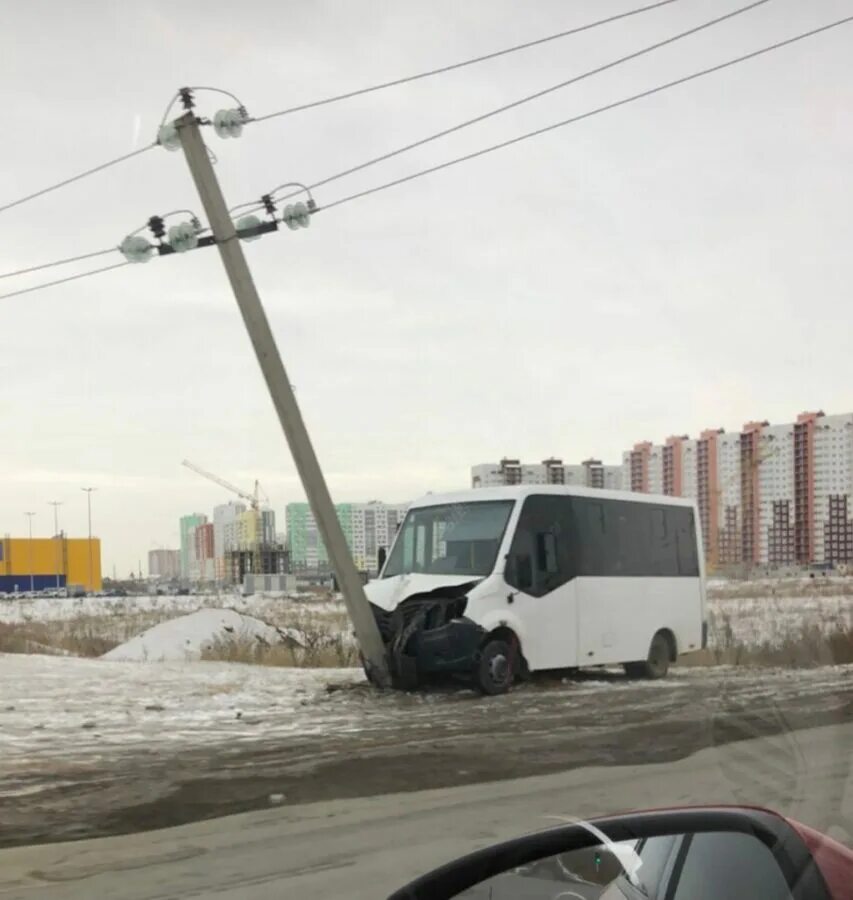 Оренбург очевидец в контакте. Газель въехала в столб. Столб на шоссе. ДТП на загородном шоссе в Оренбурге сегодня. Оренбургские маршрутные газели.