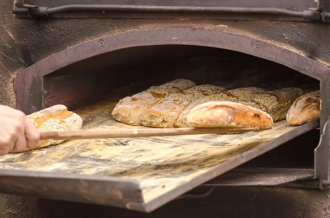 В хлебе есть мясо. Хлеб в печи. Печь для хлебобулочных изделий. Форма для выпечки хлеба в печи. Старинная печь для хлеба.