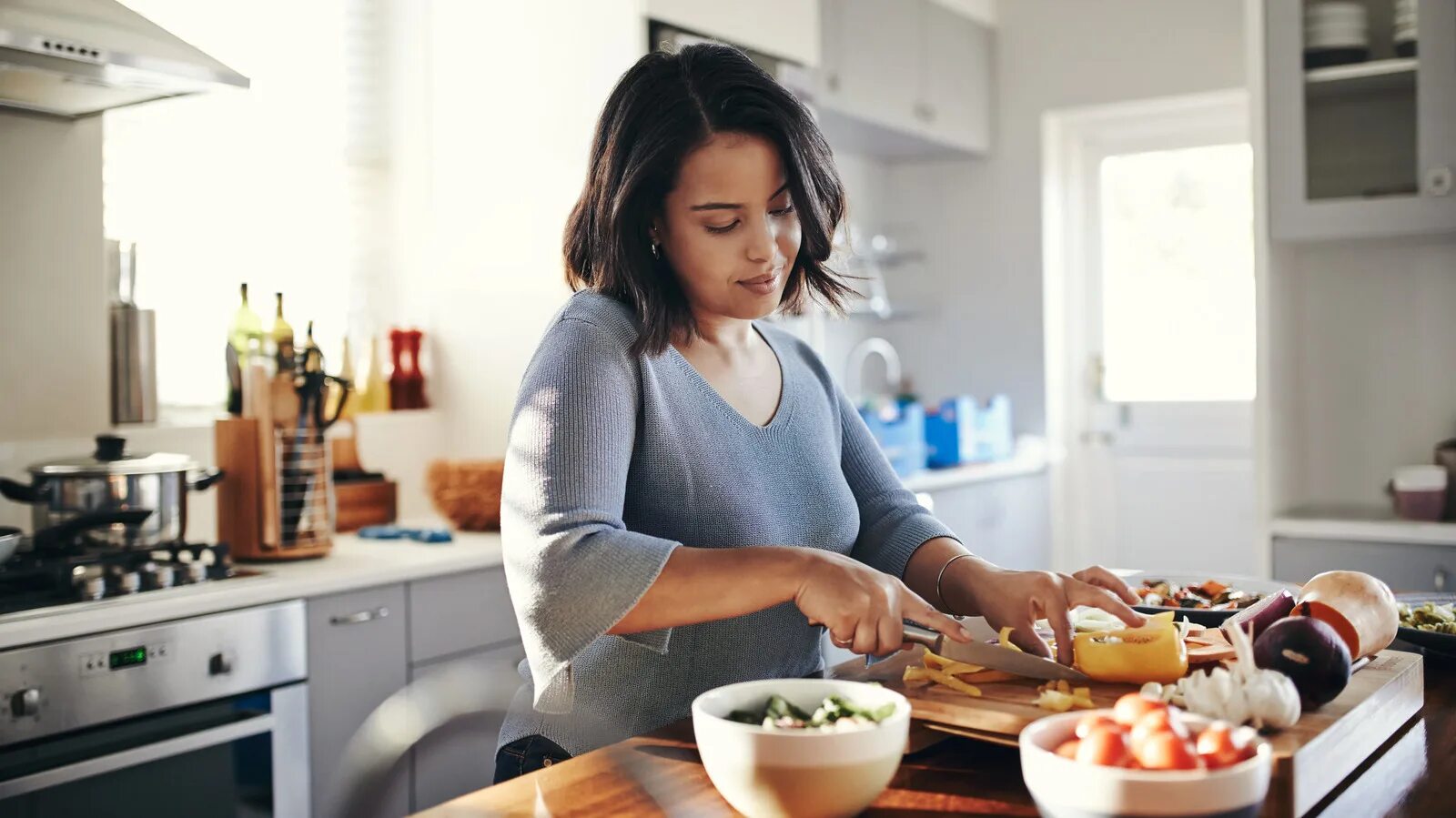 When you are preparing. Женщина на кухне. Фотосессия на кухне. Женщина готовит. Готовка на кухне.