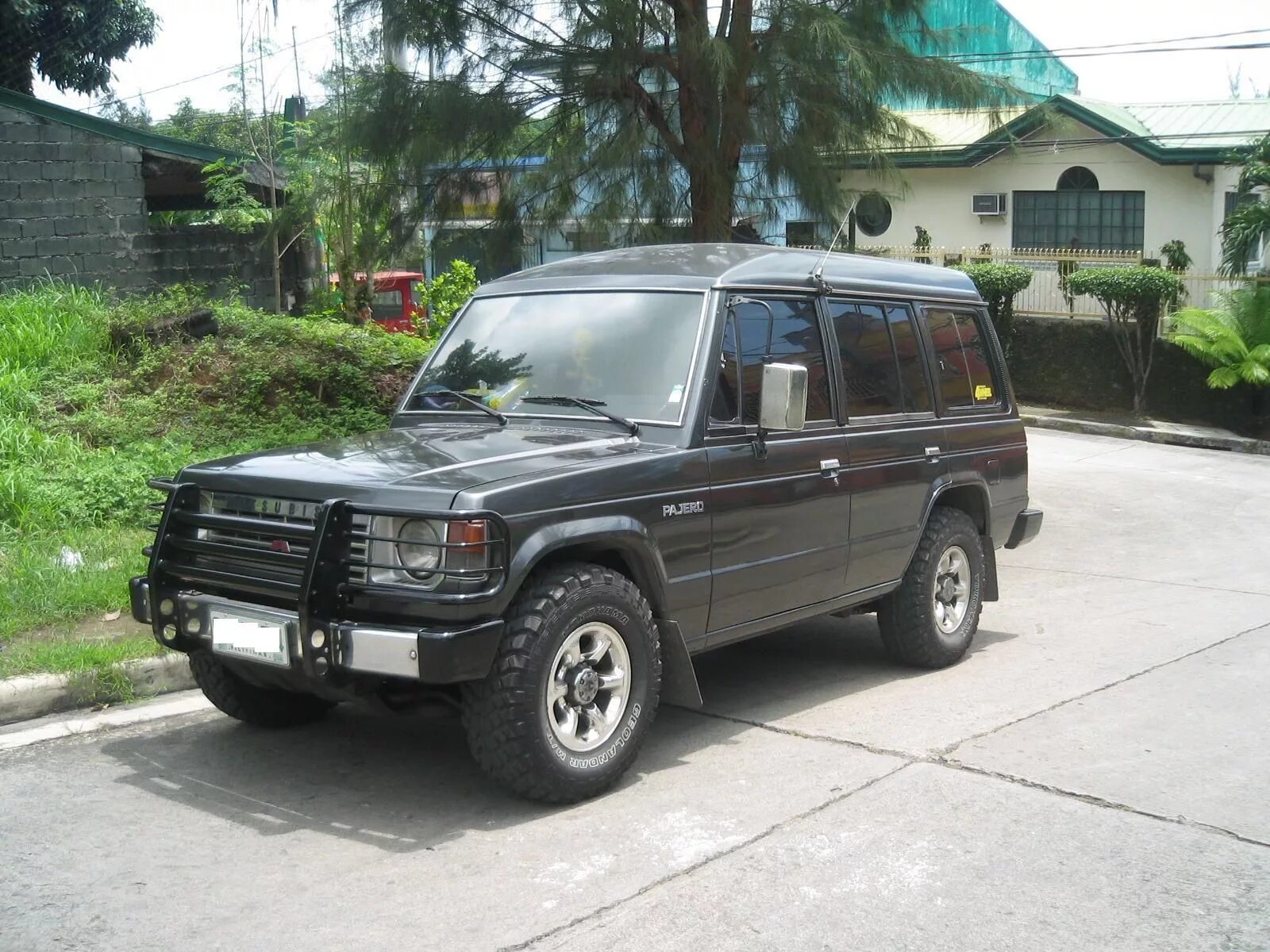 Mitsubishi pajero 1 поколение. Митсубиси Паджеро 1. Мицубиси Паджеро 1989. Mitsubishi Pajero,1 1990. Митсубиси Паджеро 1990.