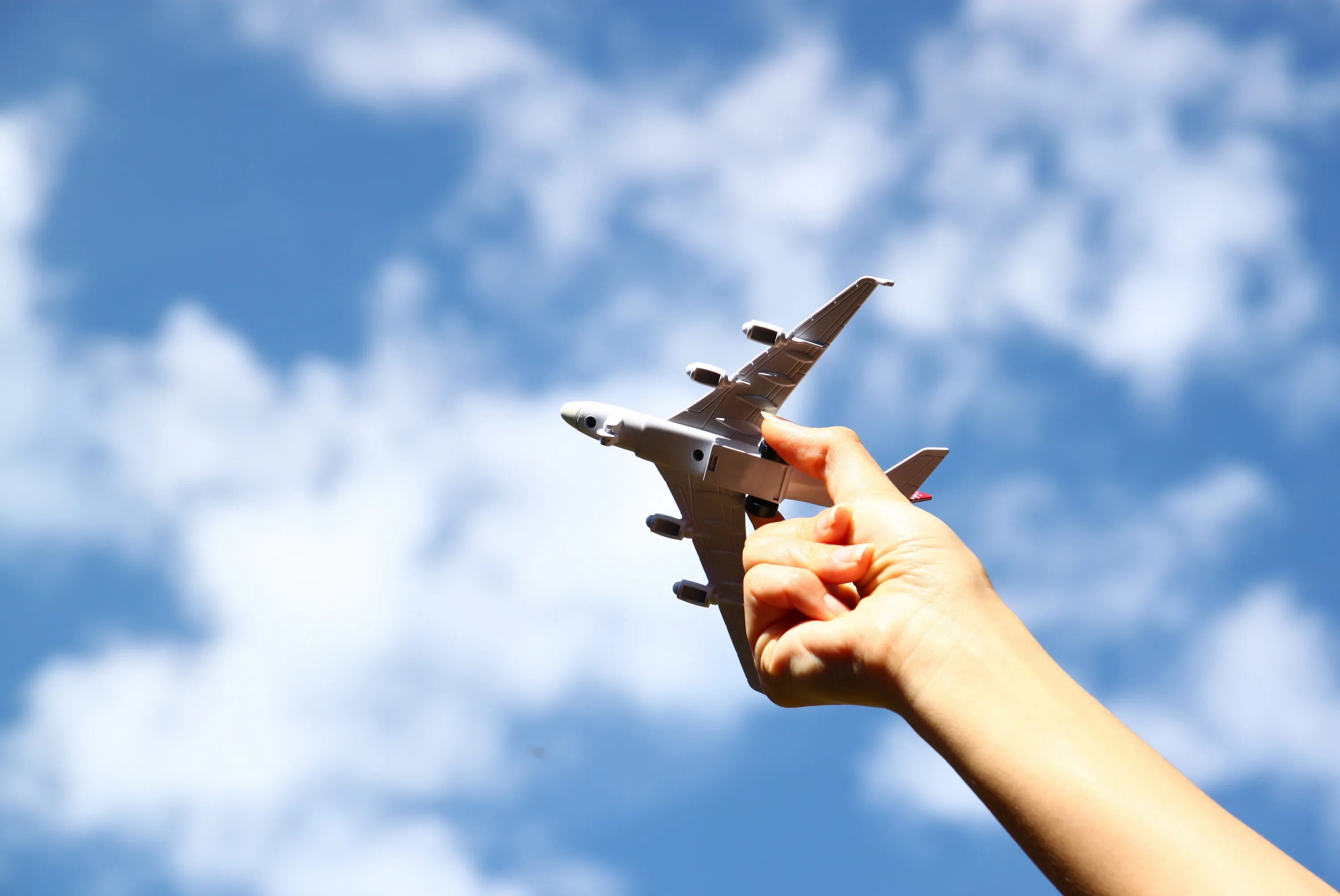 Игрушечный самолет в руках. Fly a plane. Фото самолёта в небе игрушечного. Hand plane.