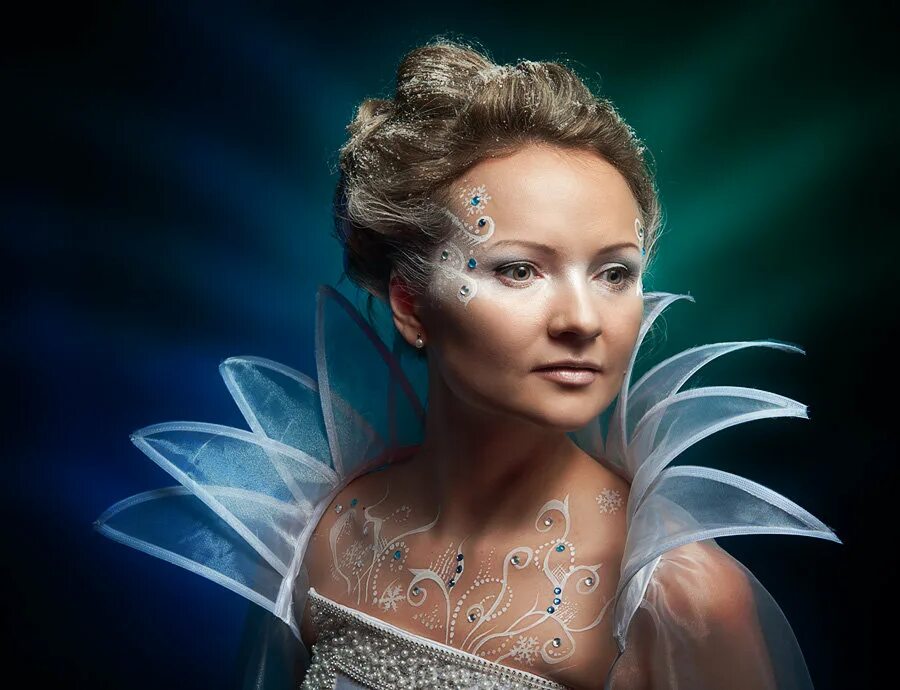 образ королевы девочка. прическа снежной королевы для девочки. зимний макияж. костюм снежной королевы для девочки. макияж снежной королевы для девочки.