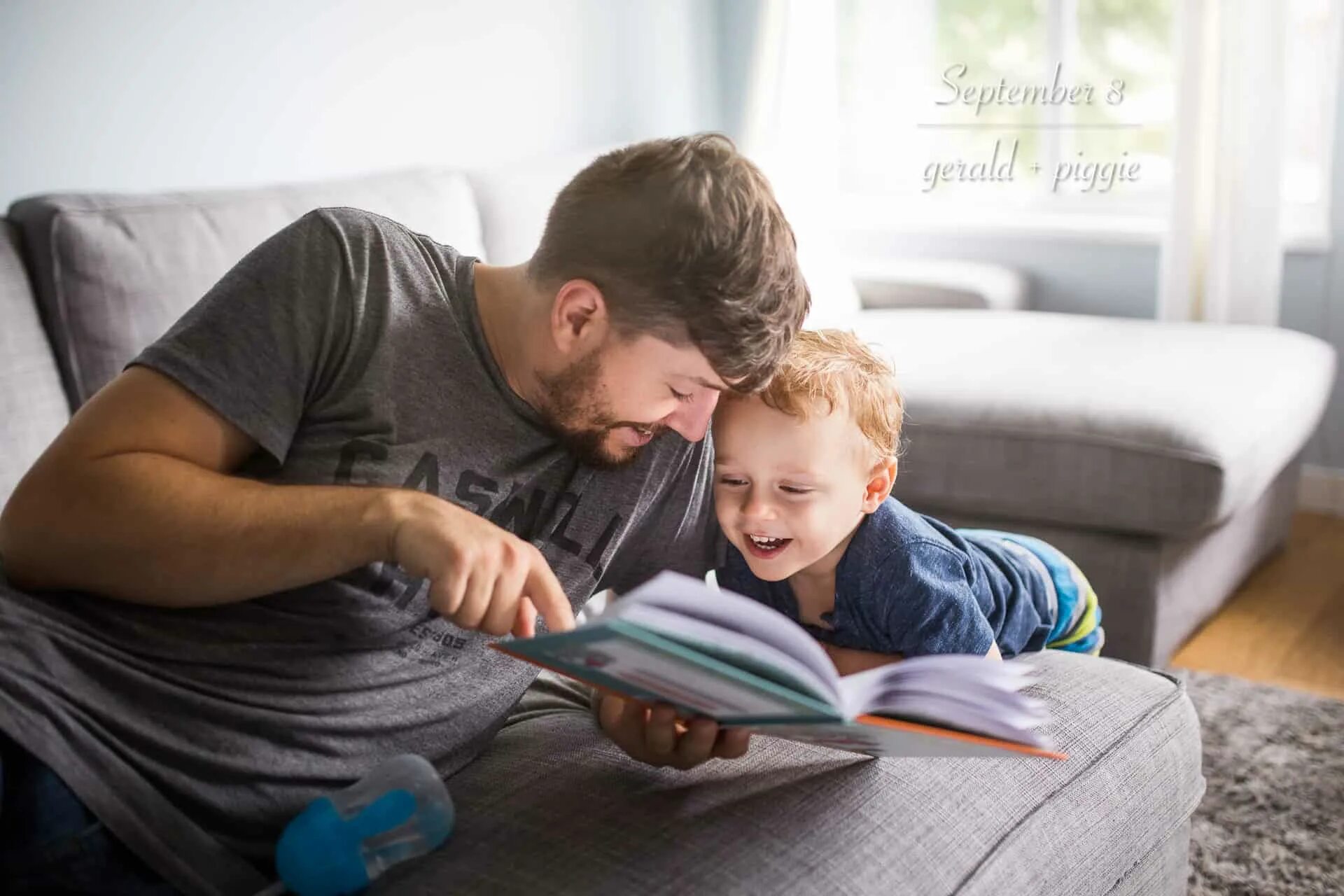 Папа думает. Папа думает картинка. Папа и тоддлер. Dad reading a book to his children.