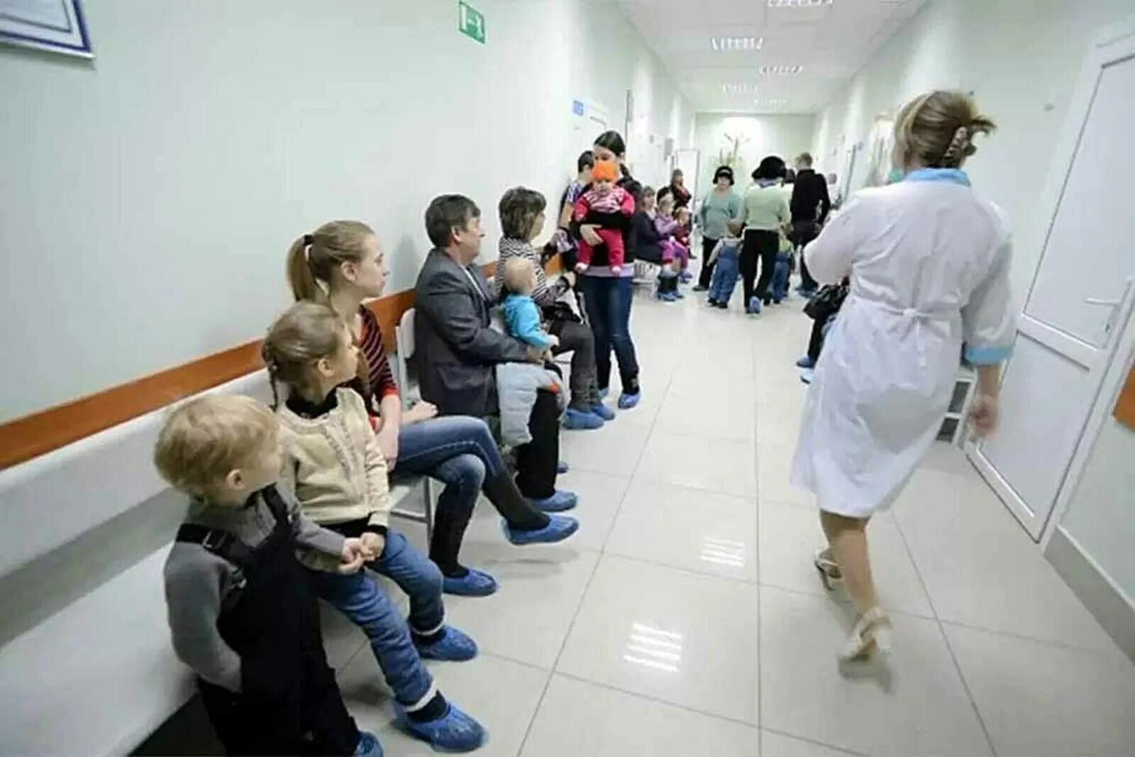 К врачу без родителей. Ребенок в очереди в поликлинике. Очередь в поликлинике. Очередь в больнице детской. Детская поликлиника очередь.