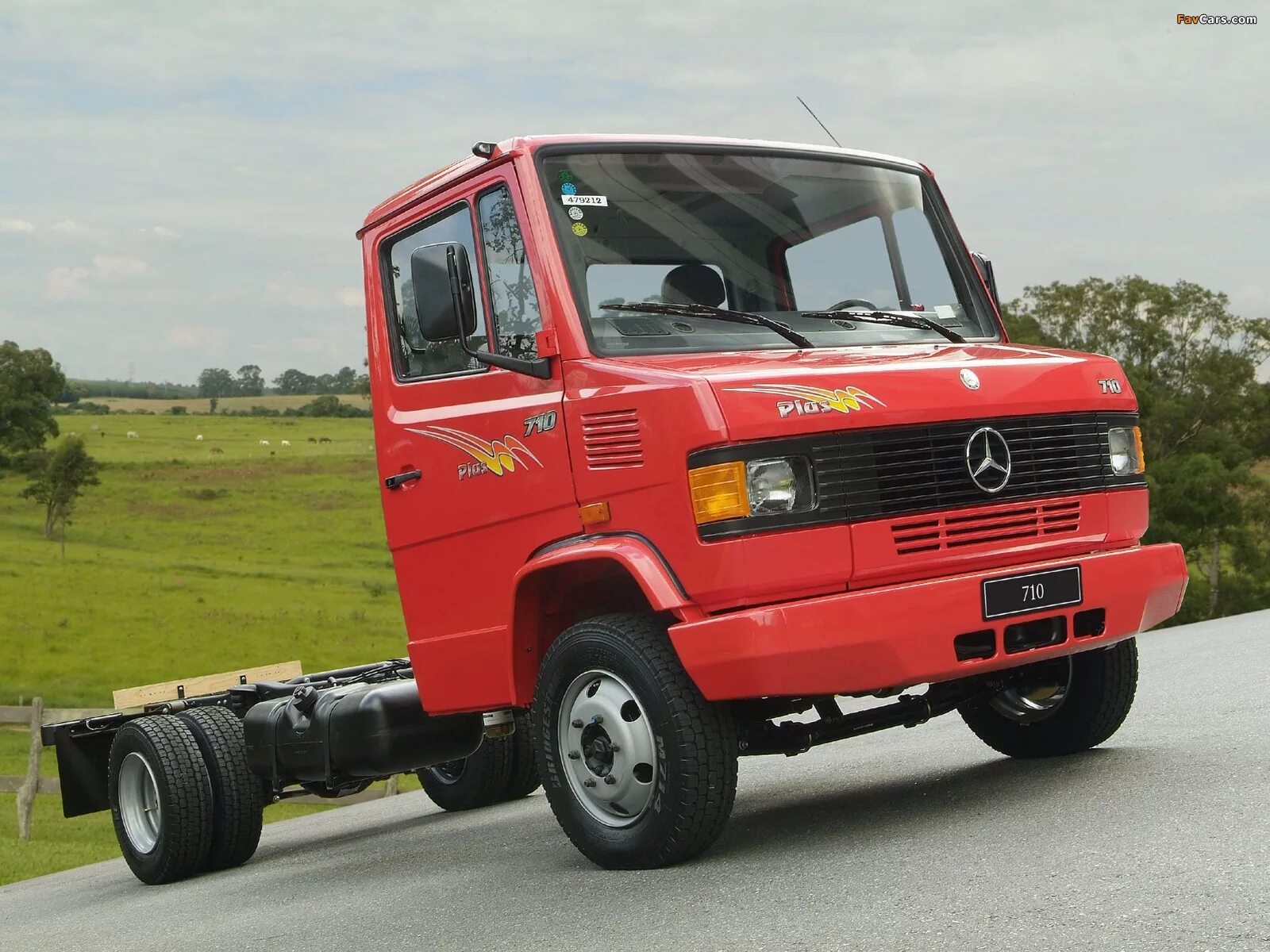 Небольшие грузовики. Mercedes-Benz l710. Mercedes Benz l2000. Mercedes-Benz l409. Мерседес-Бенц t2 грузовой.