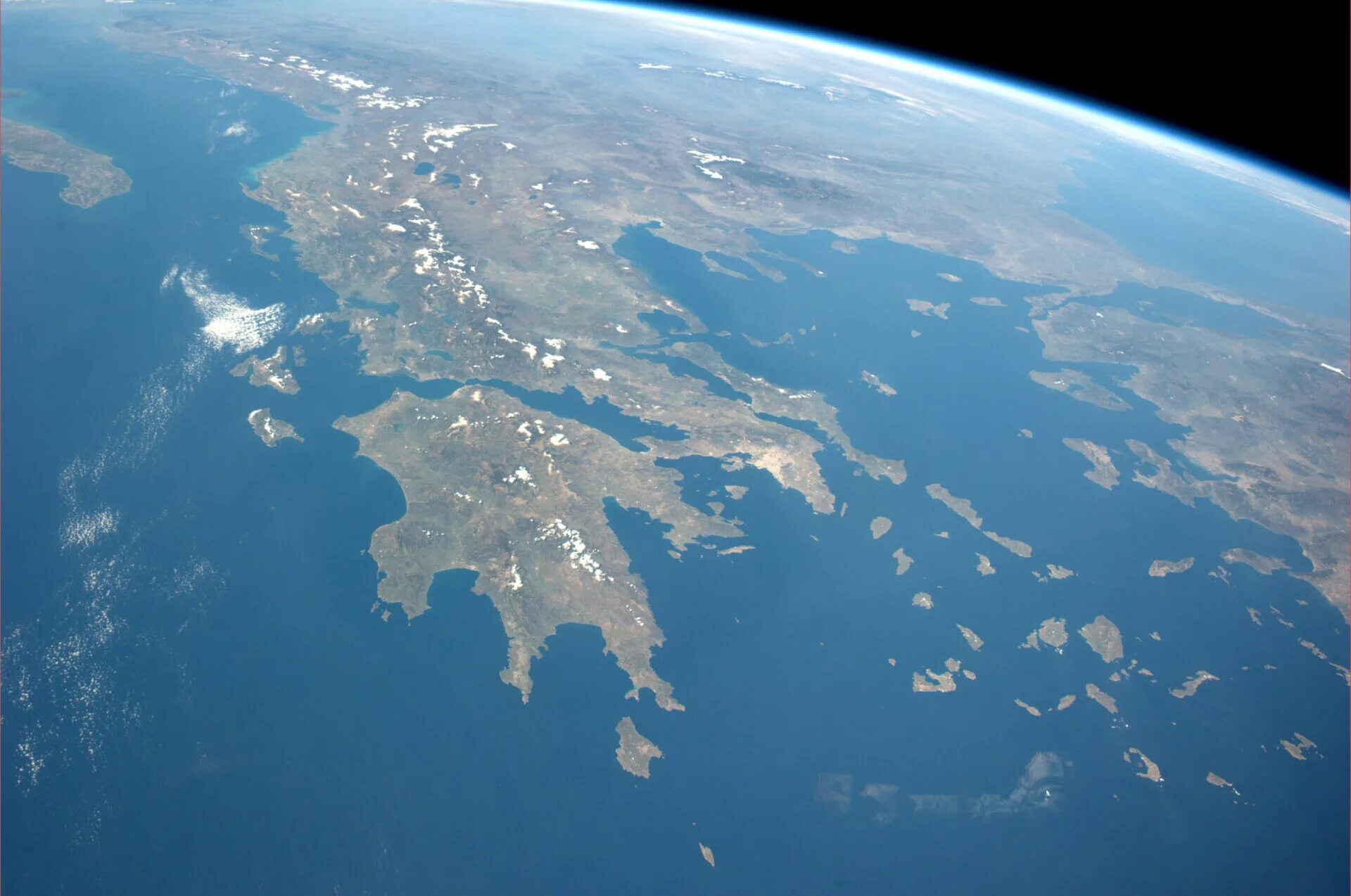 В современном обществе целый океан. Остров Крит со спутника. Вид земли из космоса. Тихий океан вид из космоса. Океан вид из космоса.