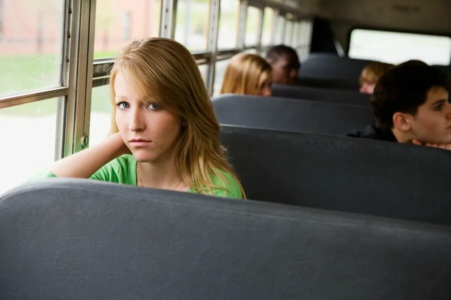 Schoolgirl bus. Студенты в автобусе. Учитель в автобусе. Келли в школьном автобусе.
