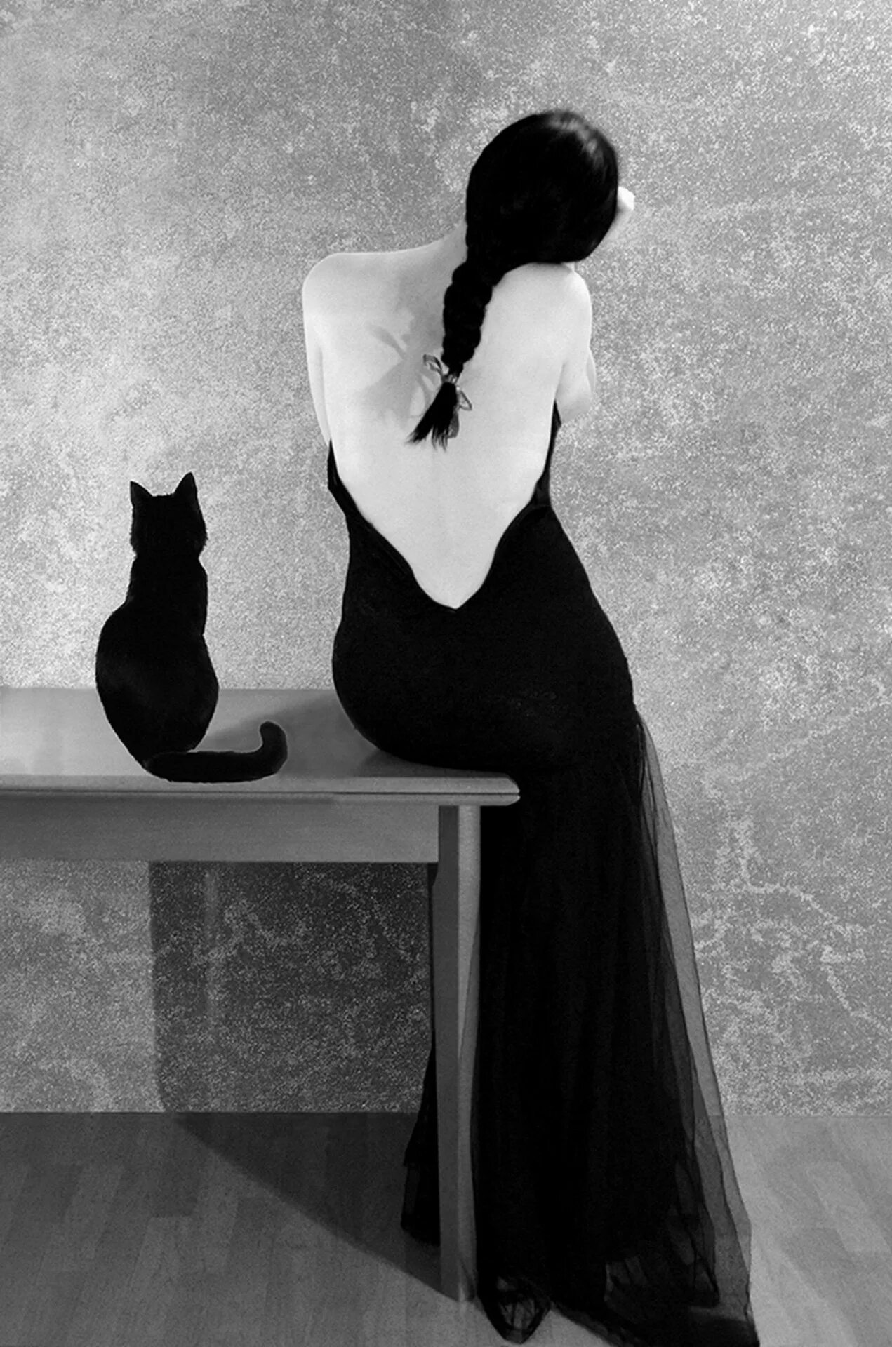 Девушка с черным котом. Красивая девушка с кошкой. Девушка с котом на подоконнике. Девушка и кошка у окна. Женщина с кучей кошек.