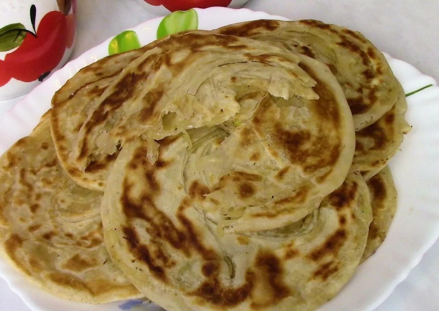 катлама тайёрлаш. узбекские слоеные лепешки катлама. узбекская лепешка с луком. слоеные лепешки на сковороде. слоёные лепёшки с луком на сковороде.