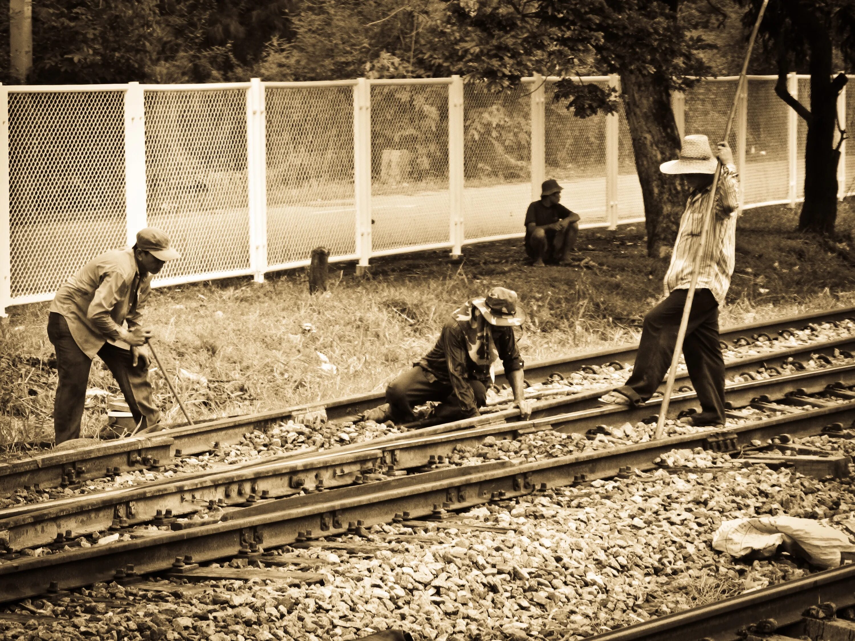 Рабочие на железной дороге. Интересные фото на железной дороге. Железная дорога в Таиланде. Картинки на рабочий поезда.