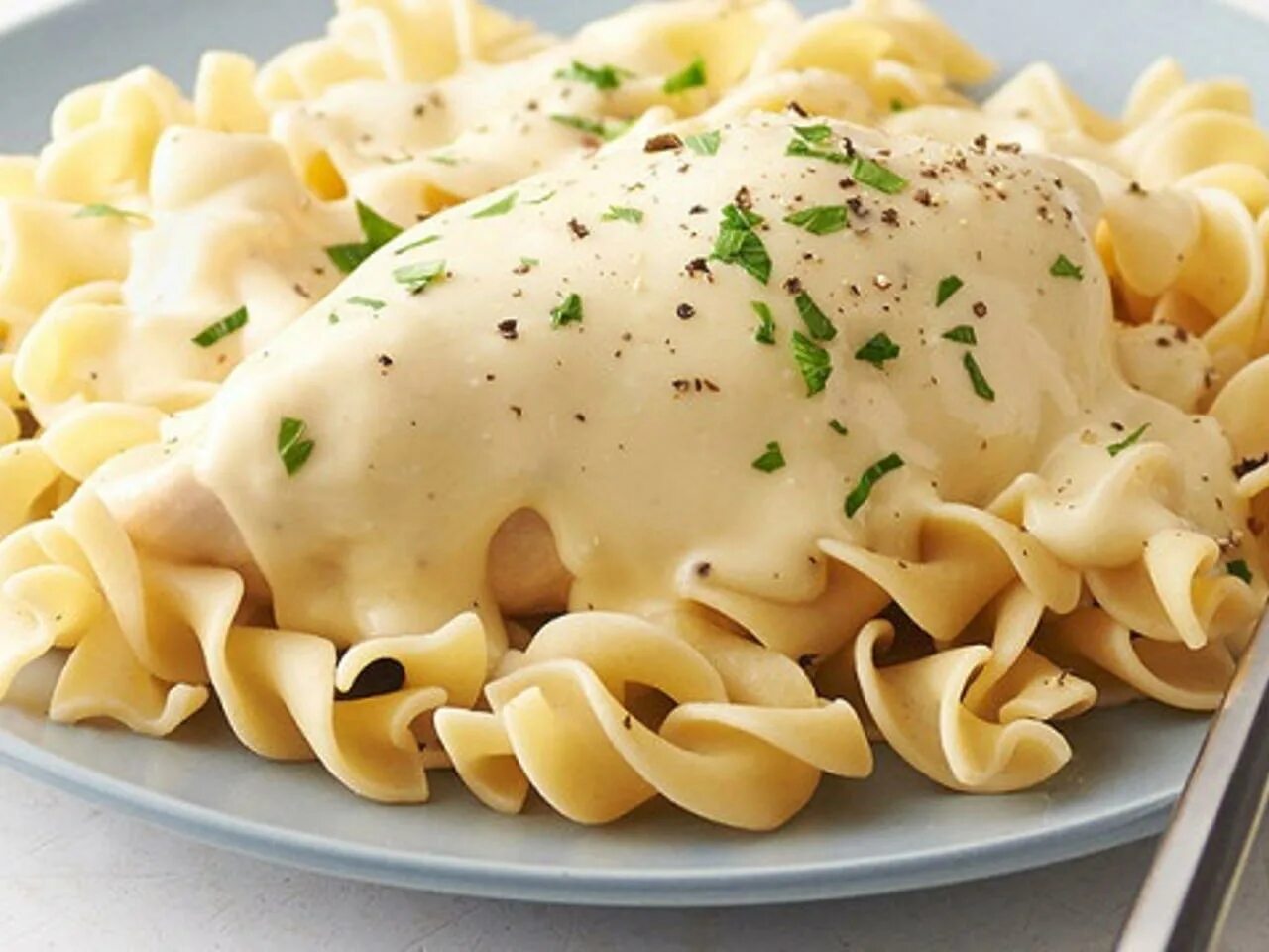 Филе с макаронами рецепт. Макароны с грудкой. куриное филе с макаронами. спагетти с курицей и сметаной. макароны с филе курицы в сметанном соусе.
