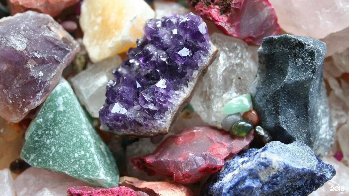 Породы состоящие из нескольких минералов. Уральские Самоцветы поделочные камни. Камнесамоцветное сырье полезные ископаемые. Камни Таганая минералы. Разноцветные камни.