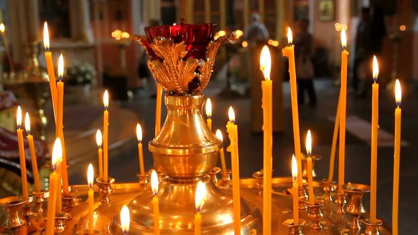 Горящие свечи в храме. Свечи в православном храме. Поставить три свечи в церкви. Свечка в церкви. Поставить три свечи в церкви.