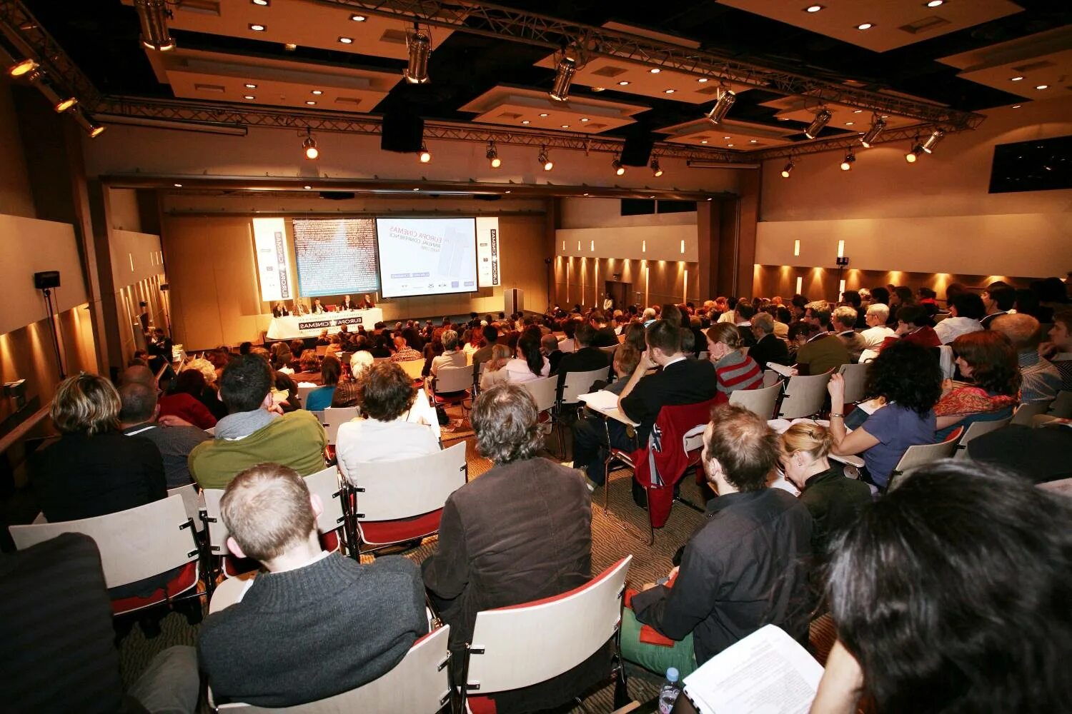 зал для семинаров. актовый зал с людьми. конференц зал с людьми. бизнес конференция. конференц зал гранд отель звезда тверь.