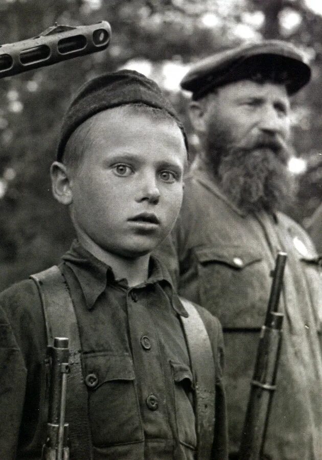 Самый юный герой партизан. Юные Партизаны 1942. Витя Гурко Партизан-разведчик.