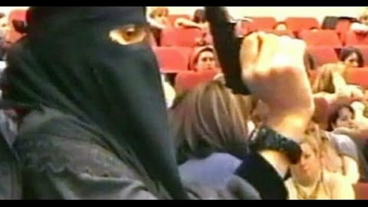 Теракт на дубровке норд ост 2002. Как террористы зашли в зал. Как террористы зашли в зал. Террористы в масках с оружием. Террористическая группа аль каида.