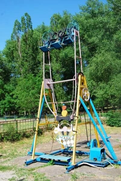 Клоун на качелях игрушка. Клоун на качелях игрушка. Качели клоуны. Памятник клоунов на цветном бульваре в москве. Парк дубовка запорожье.