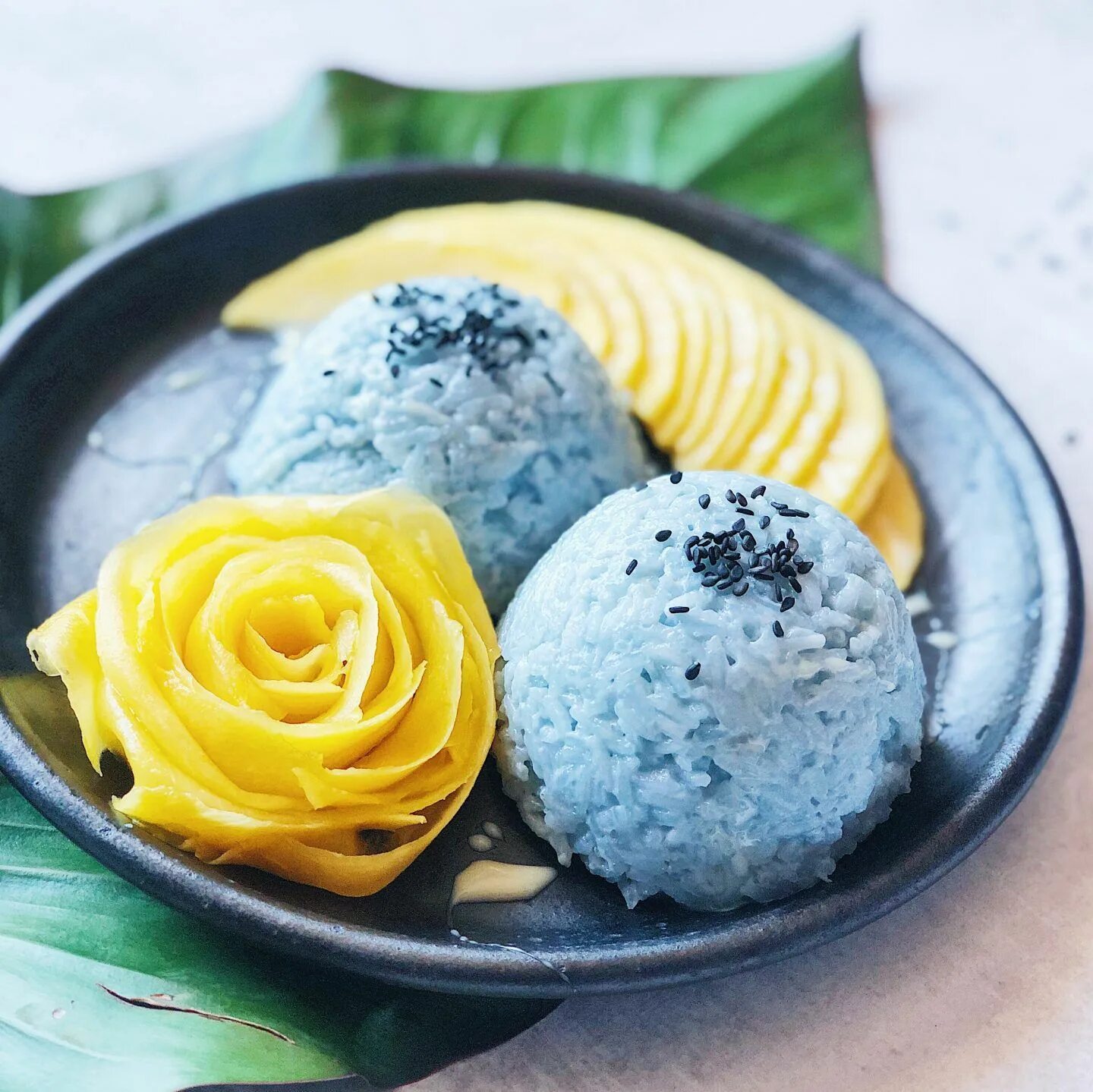 Blue rice. Манго с рисом голубым. Синий рис. Thai Desserts. Манго и кокосовое молоко.