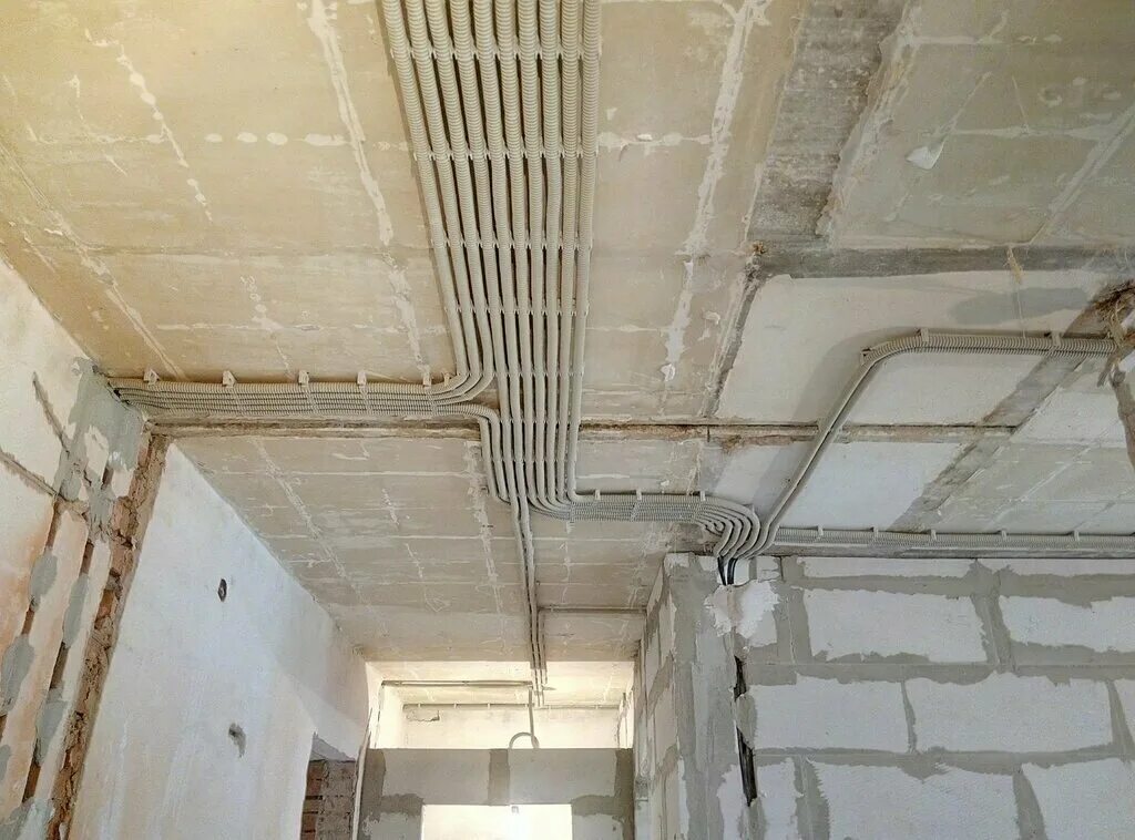 монтаж электропроводки в частном доме. прокладка электропроводки в частном доме. монтаж разводки электропроводки. прокладка электропроводки в частном доме. разводка электрики в квартире.