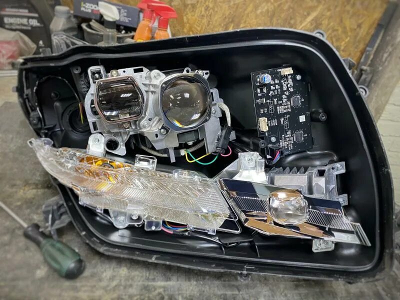 Ремонт фар. Лёд лампочки Toyota Alphard переделка. Авто фара ремонт. Процесс ремонта фар.