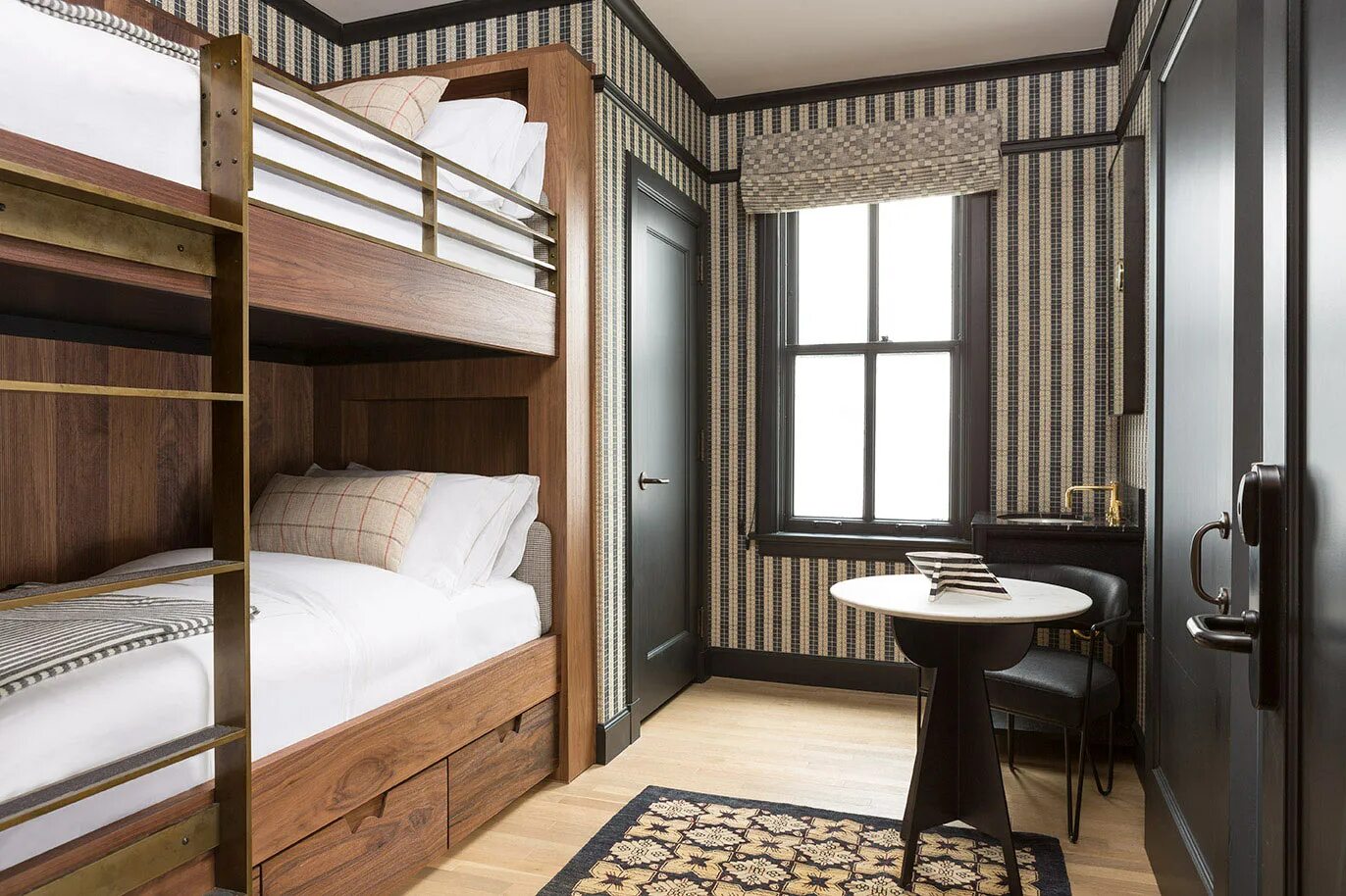 Номер на четверых. Отель с двухэтажной кроватью. Двухъярусная кровать для отелей. Спальня с двумя кроватями. Отель с двухярусными кроватями.