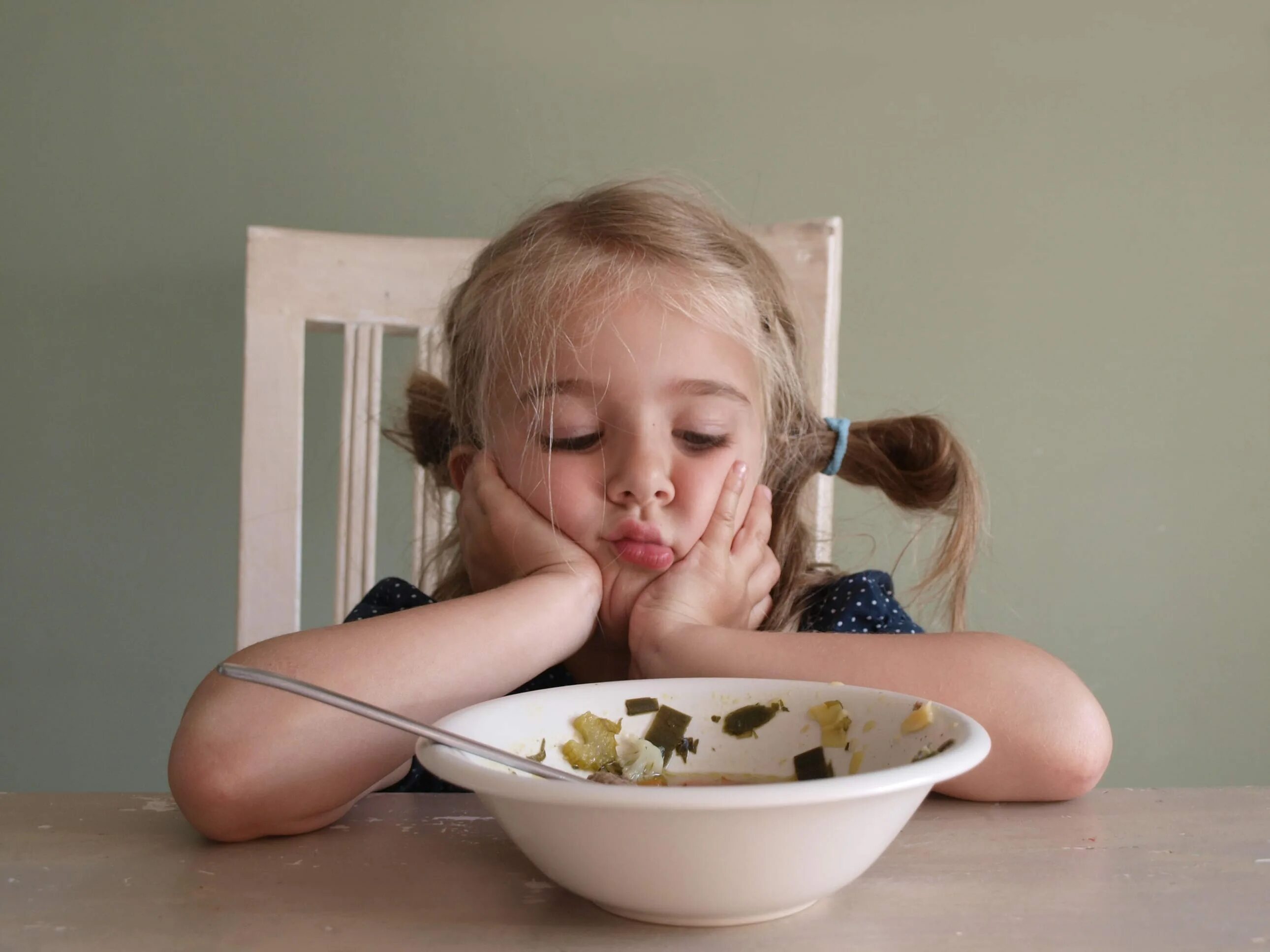 Невкусно получилось. Невкусная еда. Ребенок ест суп. Ребенок не хочет кушать. Девочка кушает.