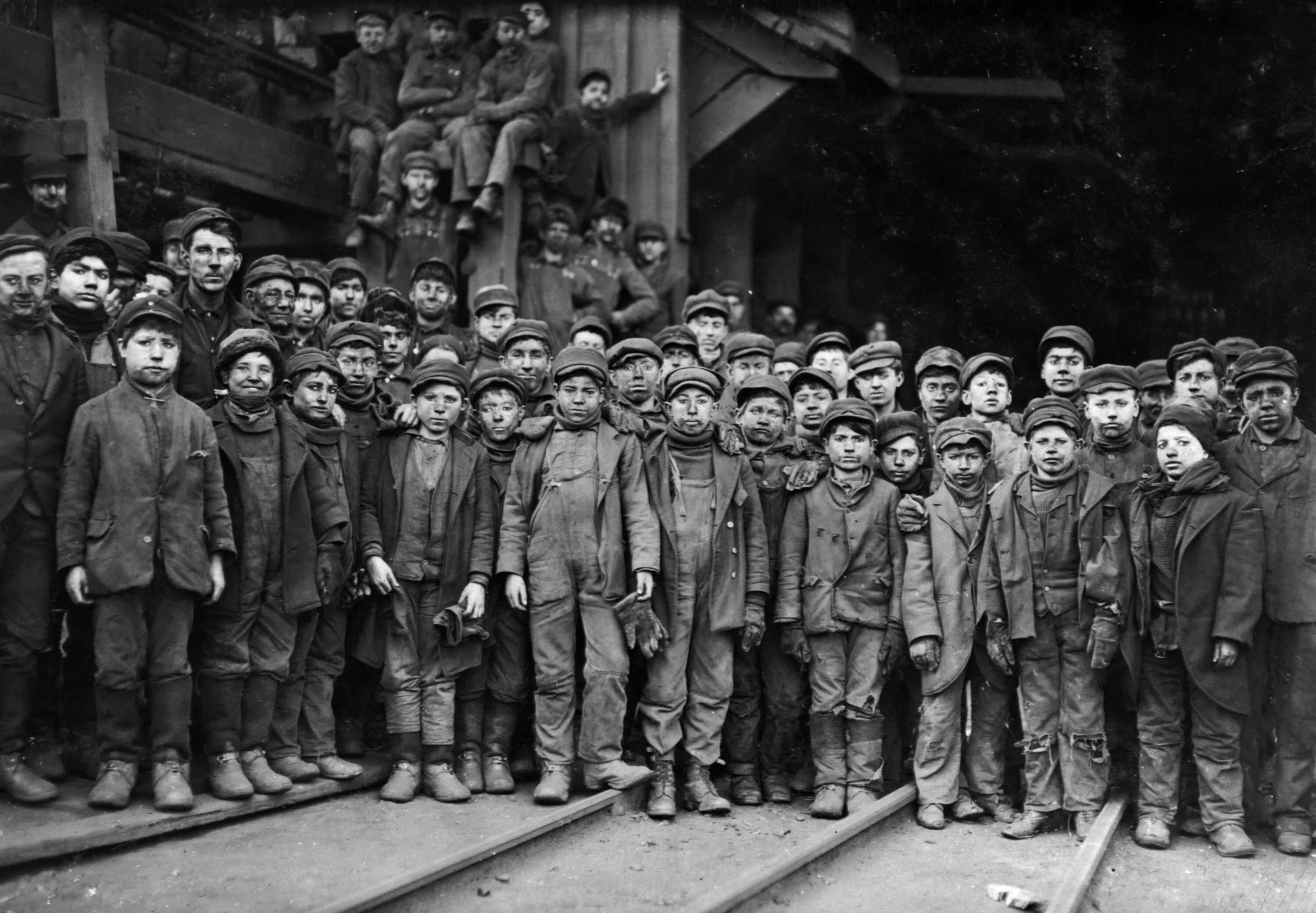 Детский труд в Шахтах 19 век Англия. Дети-шахтеры. Пенсильвания. 1911-Й.. Детский труд в Англии 19 век. Дети шахтеры Англии Льюис Хайн. Появление рабочего класса