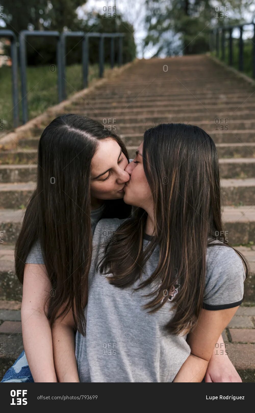 Lesbian li. Поцелуй девушек. Девушка целует девушку. Поцелуй подруг. Молодые девочки лесбияночки.