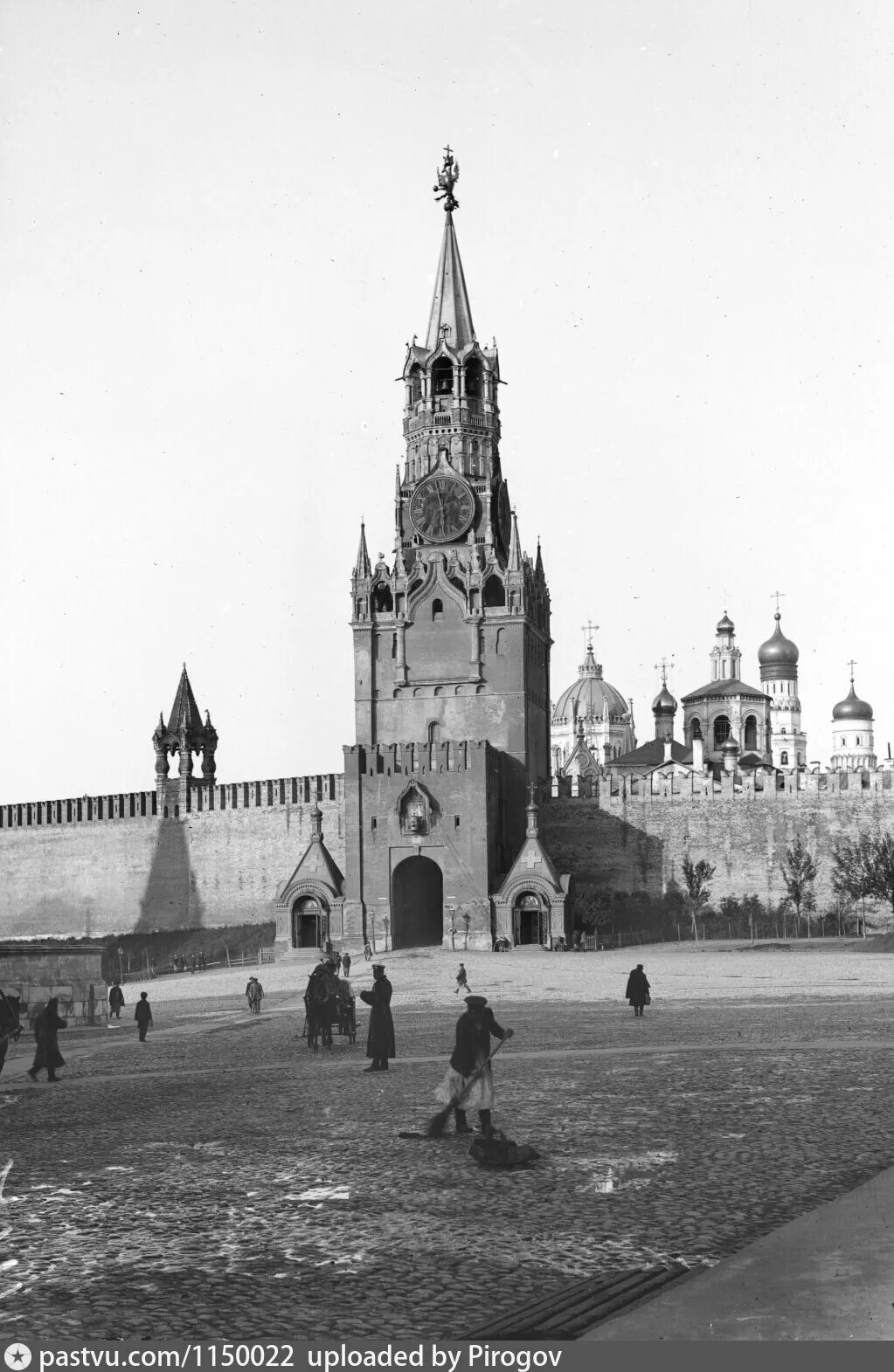 История спасской башни московского кремля. Спасская башня Московского Кремля. Спасская башня Московского Кремля 1941. Спасская башня Московского Кремля 19 век. Спасская башня Кремля 17 века.