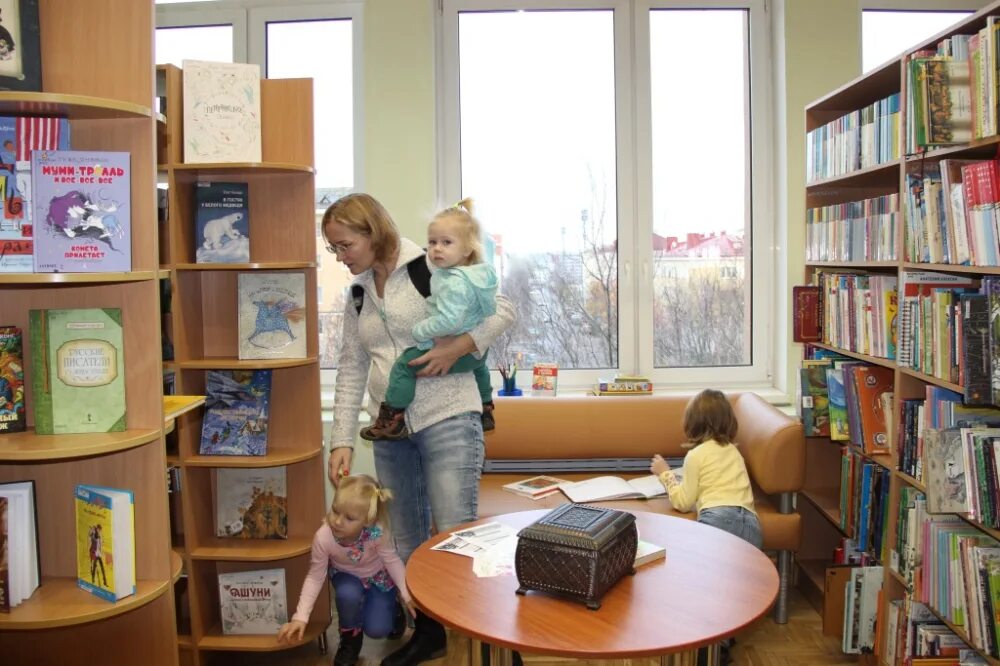Всей семьей у книжной полки. Чтение библии в семье. Чтение для детей. Воспитание в семье. Чтение в семье.