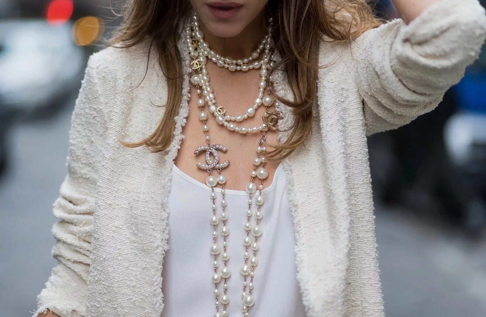 Массивные украшения. Крупные украшения. Стильные украшения. Украшение на шею. Джинсовая рубашка.