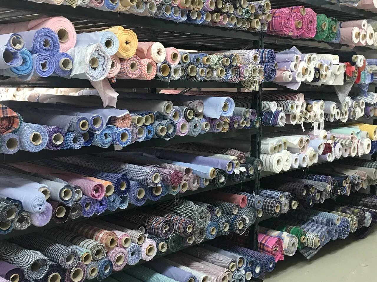 Огромный склад ткани. Склад тканей недорогих. Магазин тканей. Магазин склад ткани. Склад тканей.