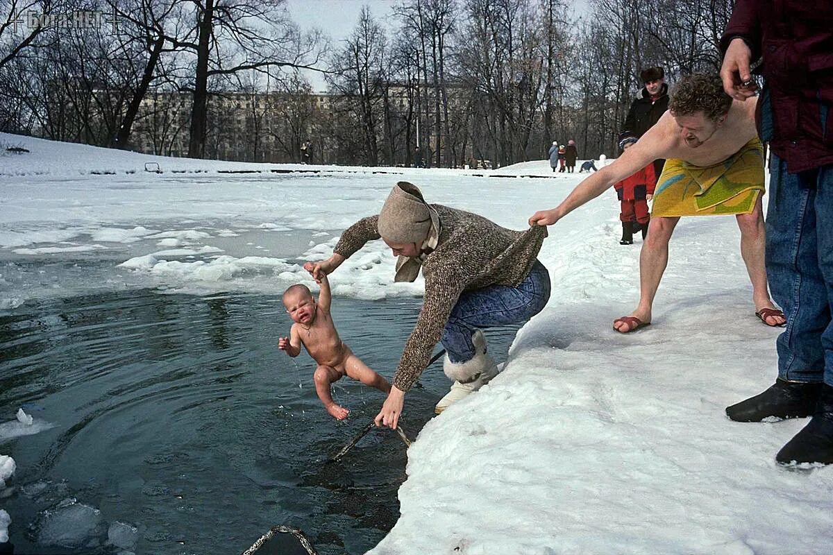 Купание в проруби. Дети в проруби. Купание на крещение. Крещение приколы. Короткие видео рассказы