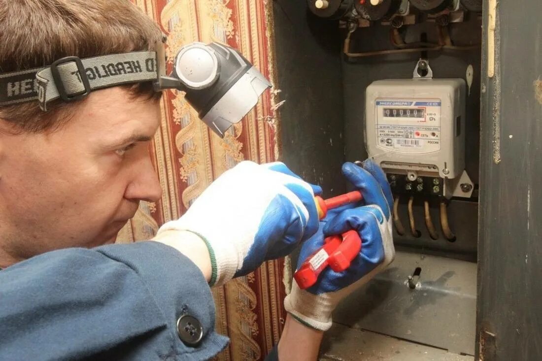 Замена электросчетчика. Установка счетчиков электрической энергии. Установка счетчиков электрической энергии. Электросчетчик в квартире. Установка счетчиков электрической энергии.