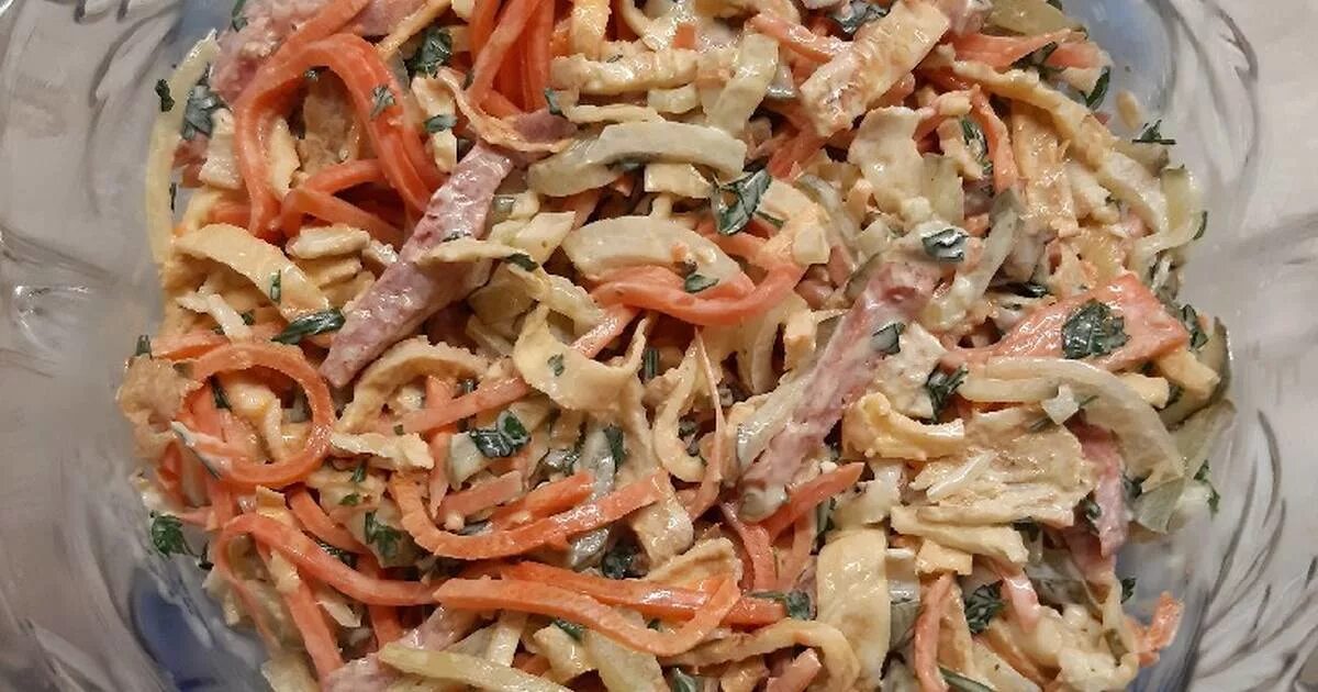 салат овощи соломкой с мясом. украшение салата соломкой. салат соломка. салат с жареной картошкой соломкой. салат с картофельными чипсами соломкой.