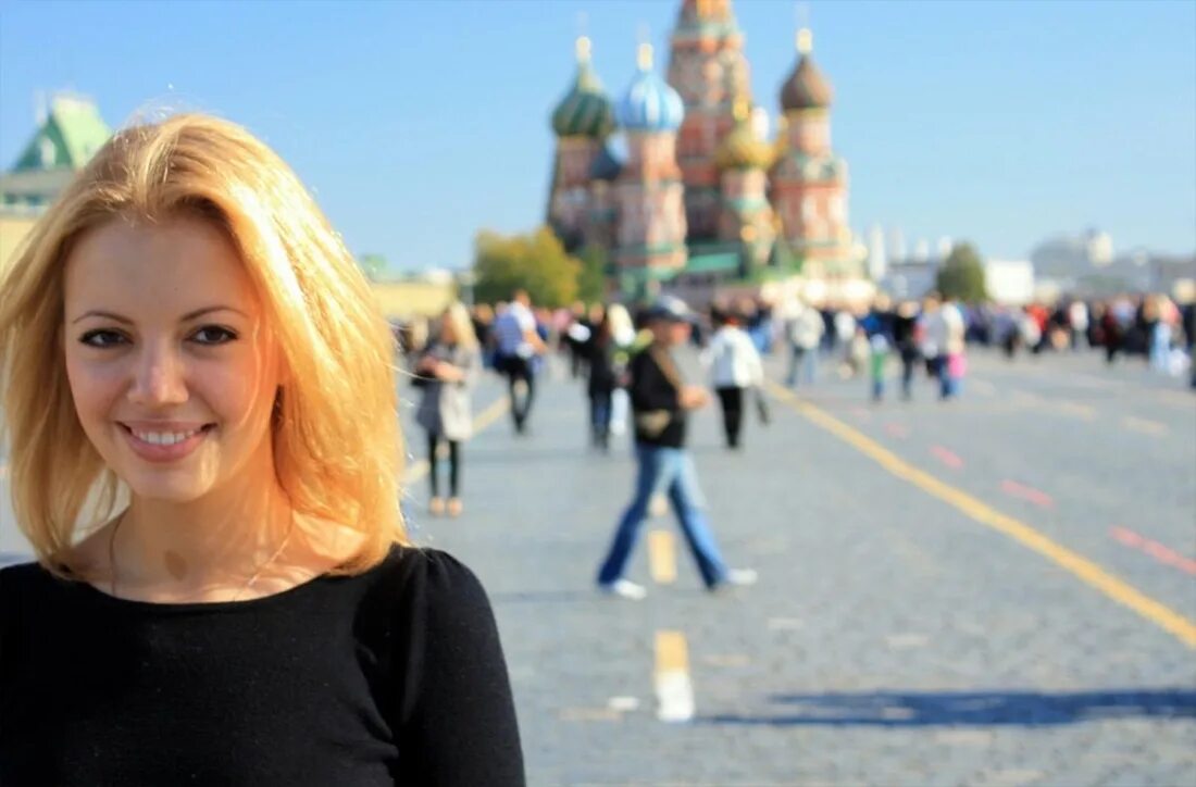 Красивые женщины Москвы. Девушка на красной площади. Красивые московские девушки. Красивые девушки москвички.