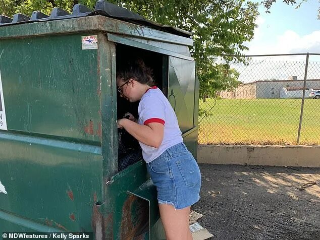 Зайдя за мусорный бак, девушка трахается с парнем на улице