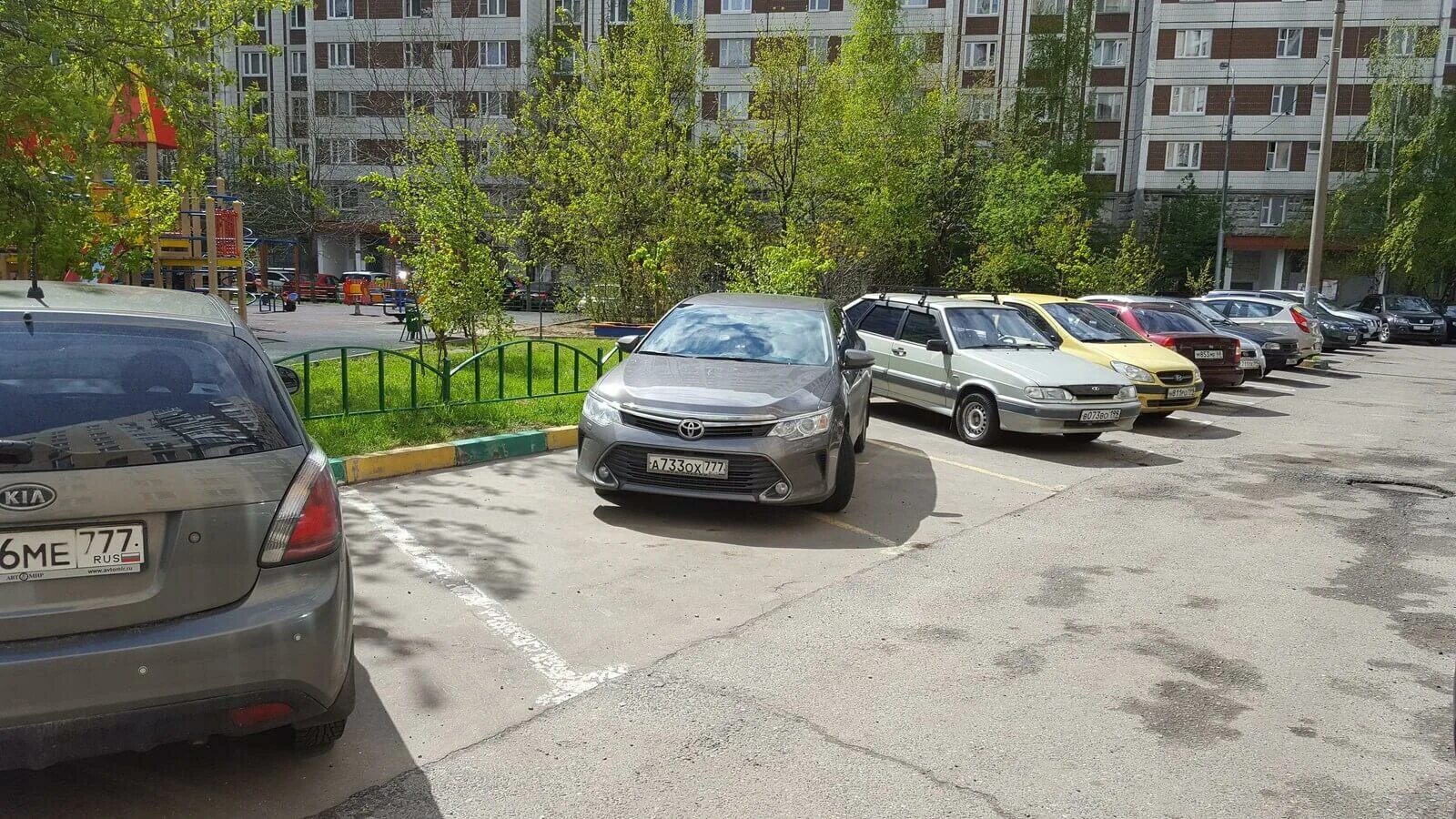 Движение машин во дворах. Машина во дворе. неправильная парковка во дворе. припаркованные машины во дворе. стоянка для автомобилей во дворе.