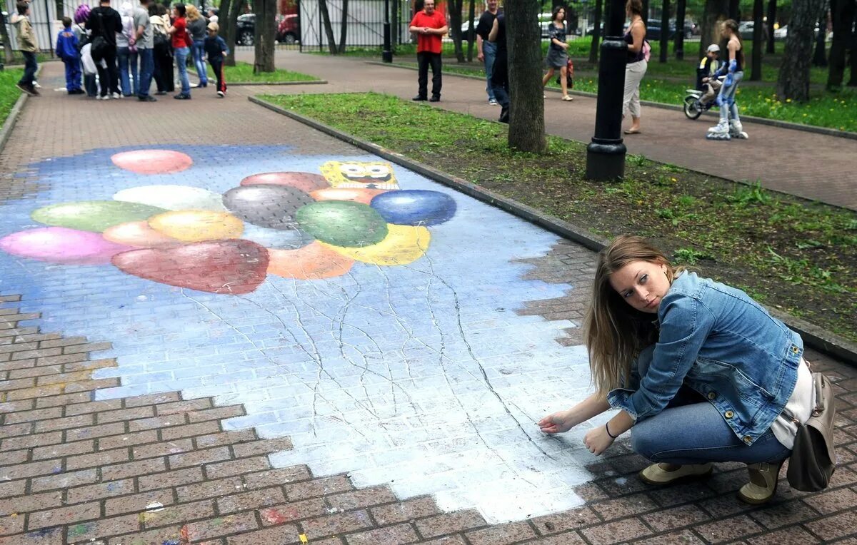 Что можно нарисовать на асфальте мелком. Рисунки на асфальте.. День рисования на асфальте. Рисование цветными мелками на асфальте. Самые красивые рисунки на асфальте.