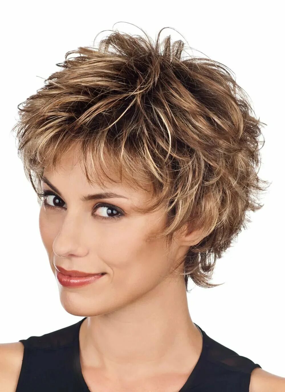 стрижка гарсон на короткие волосы с челкой для женщин после 40. стрижка пикси боб для женщин после 50. пикси гарсон боб каскад. модные стрижки женские после 50. стрижка каприз гаврош боб.