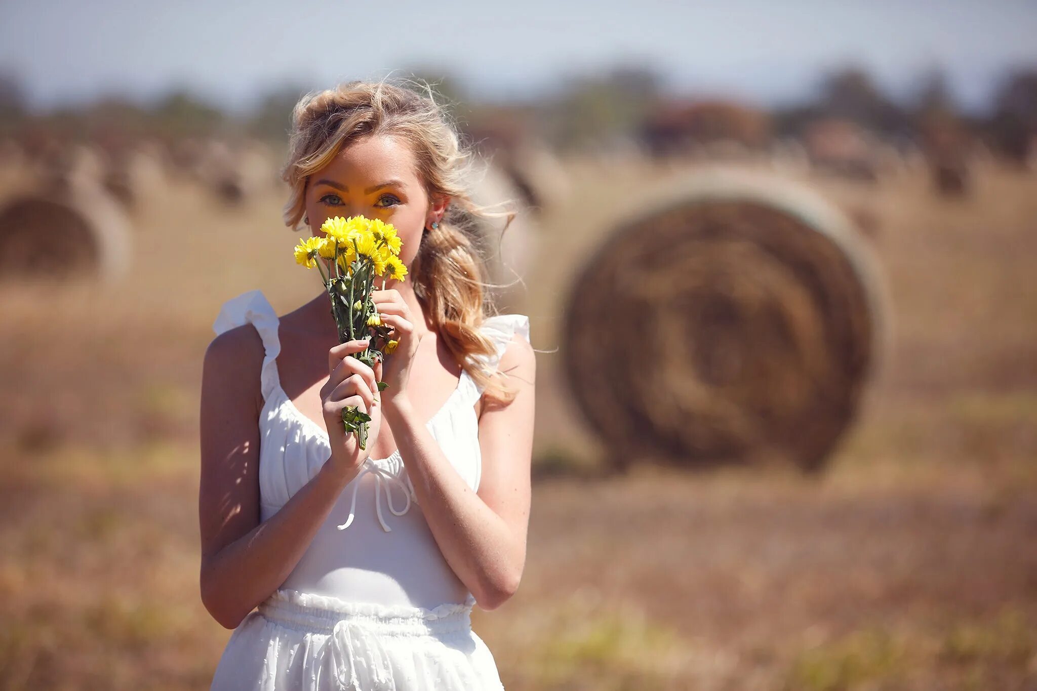 Легкоатлетическая дорожка на стадионе. Person to away. Человек в поле. Человек с биноклем фото. Мальчик с биноклем.