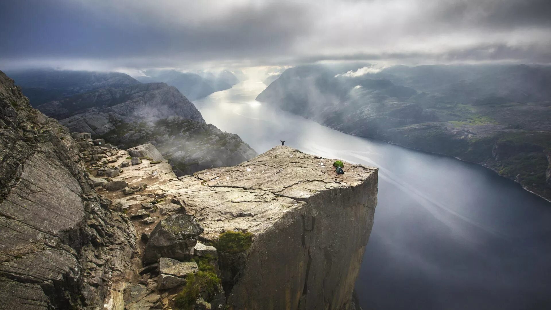 The cliff 4. Прекестулен Норвегия. Скала Прекестулен Норвегия. Гигантский Утес Прекестулен. Прекестулен — гигантский каменный утёс..