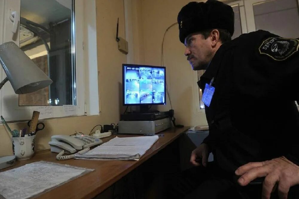 Контроллер охранник. Контролер вохр. Профессия охранник. Сторож вахтер. Вахтер охранник.