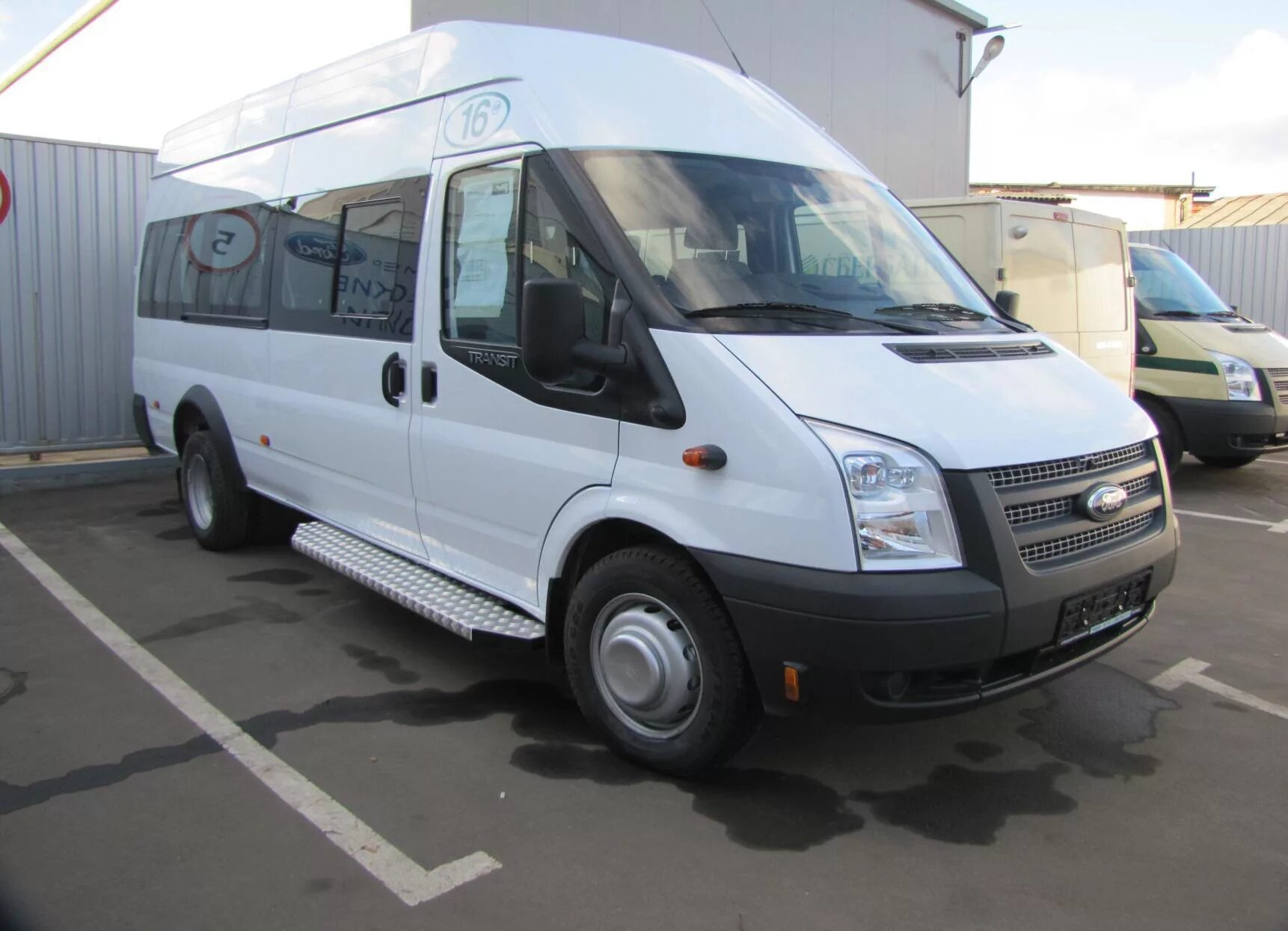 Форд купить б у москва. Ford Transit пассажирский 2012. Форд Транзит 2.2 пассажирский. Форд Транзит микроавтобус 2.2. Ford-Transit 2004 пассажирский.