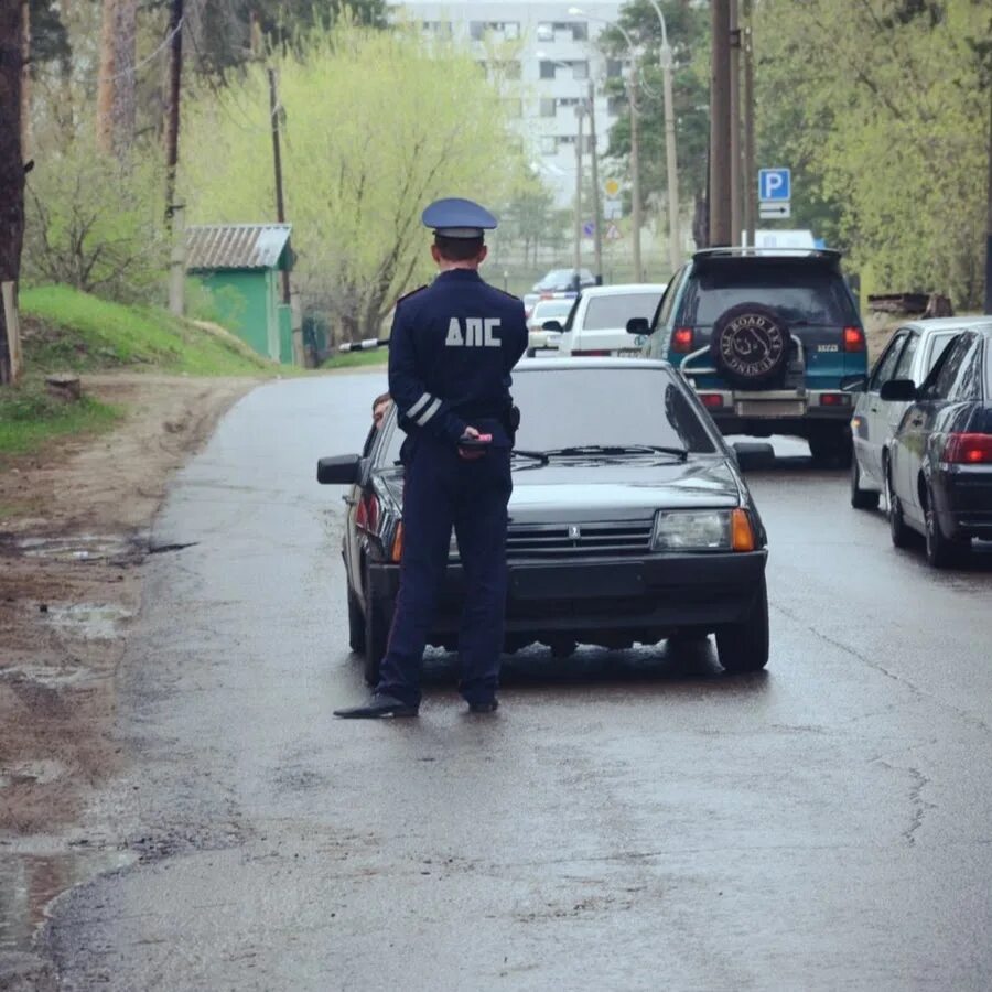 Полицейский догони. Полицейский возле машины.