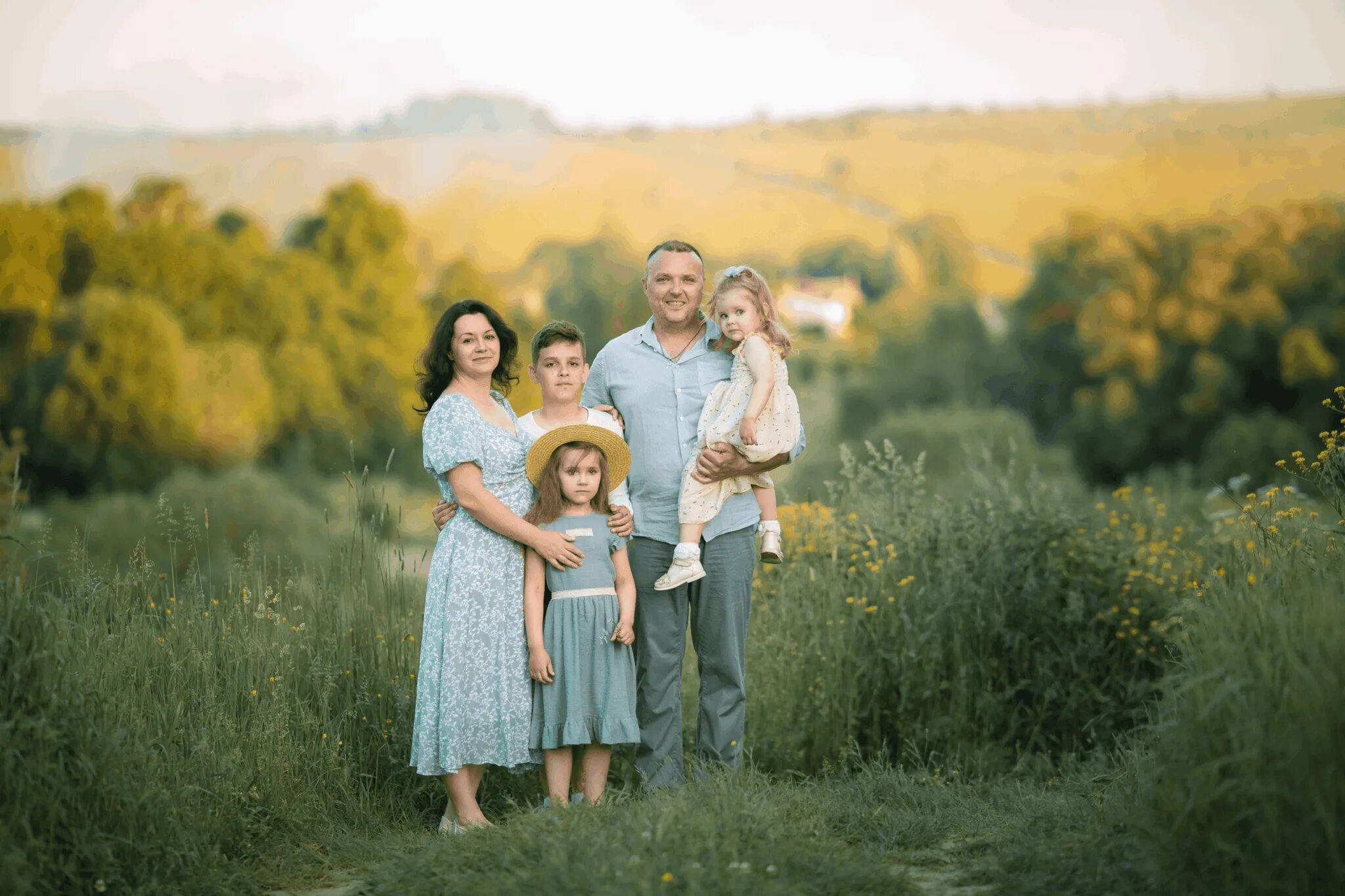 Семейная фотосессия. Красивые семейные фотосессии. Семейная фотосессия в поле. Семейная фотосессия на природе. Мир семьи картинки